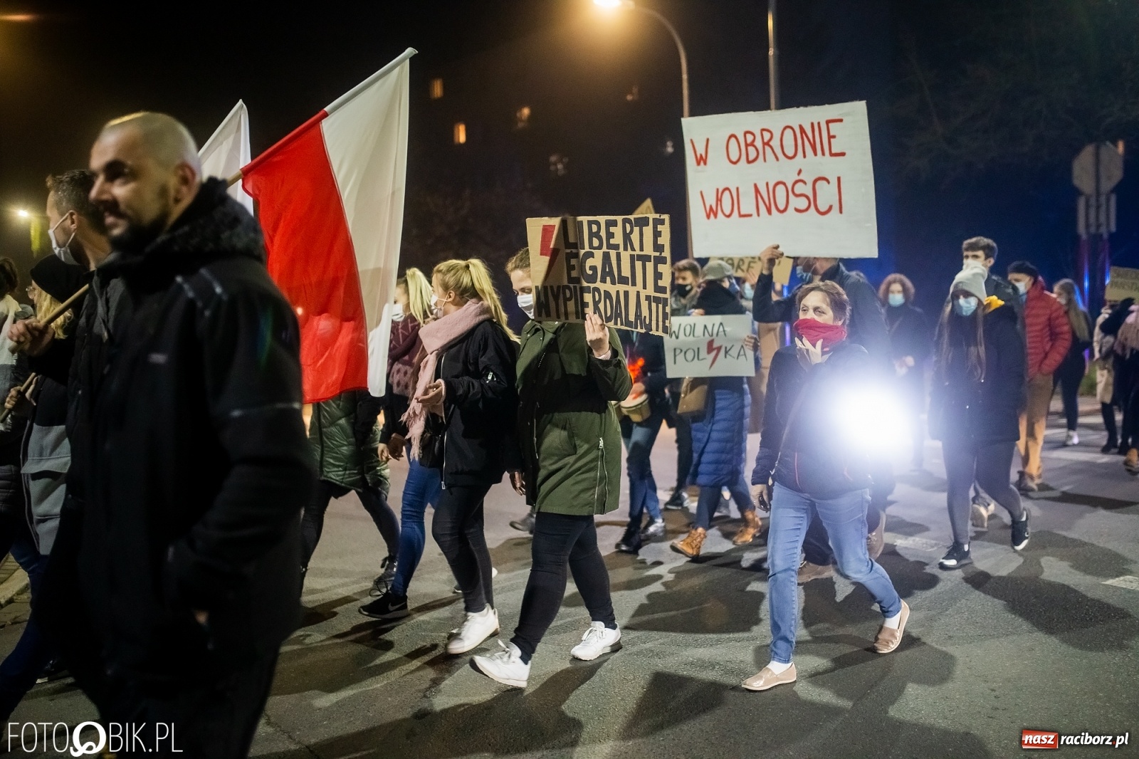 Zdjęcie w galerii na portalu naszraciborz.pl: Kolejny spacer - protest przeszedł ulicami Raciborza [FOTO i WIDEO] wiadomości z regionu
