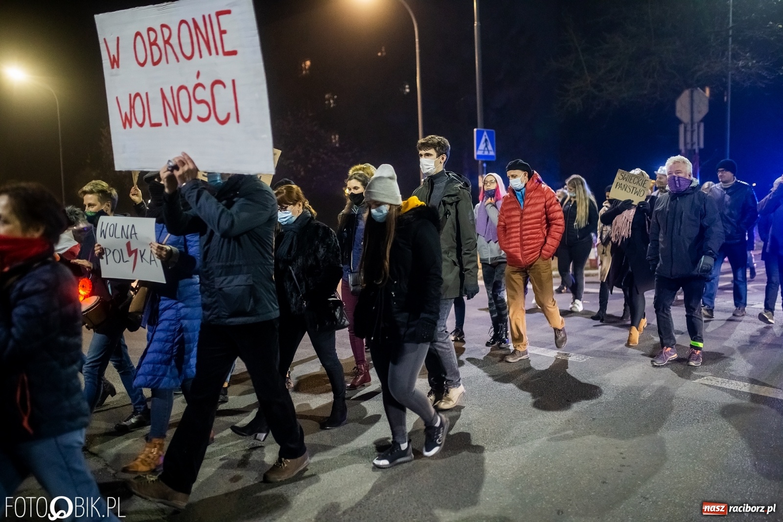 Zdjęcie w galerii na portalu naszraciborz.pl: Kolejny spacer - protest przeszedł ulicami Raciborza [FOTO i WIDEO] wiadomości z regionu