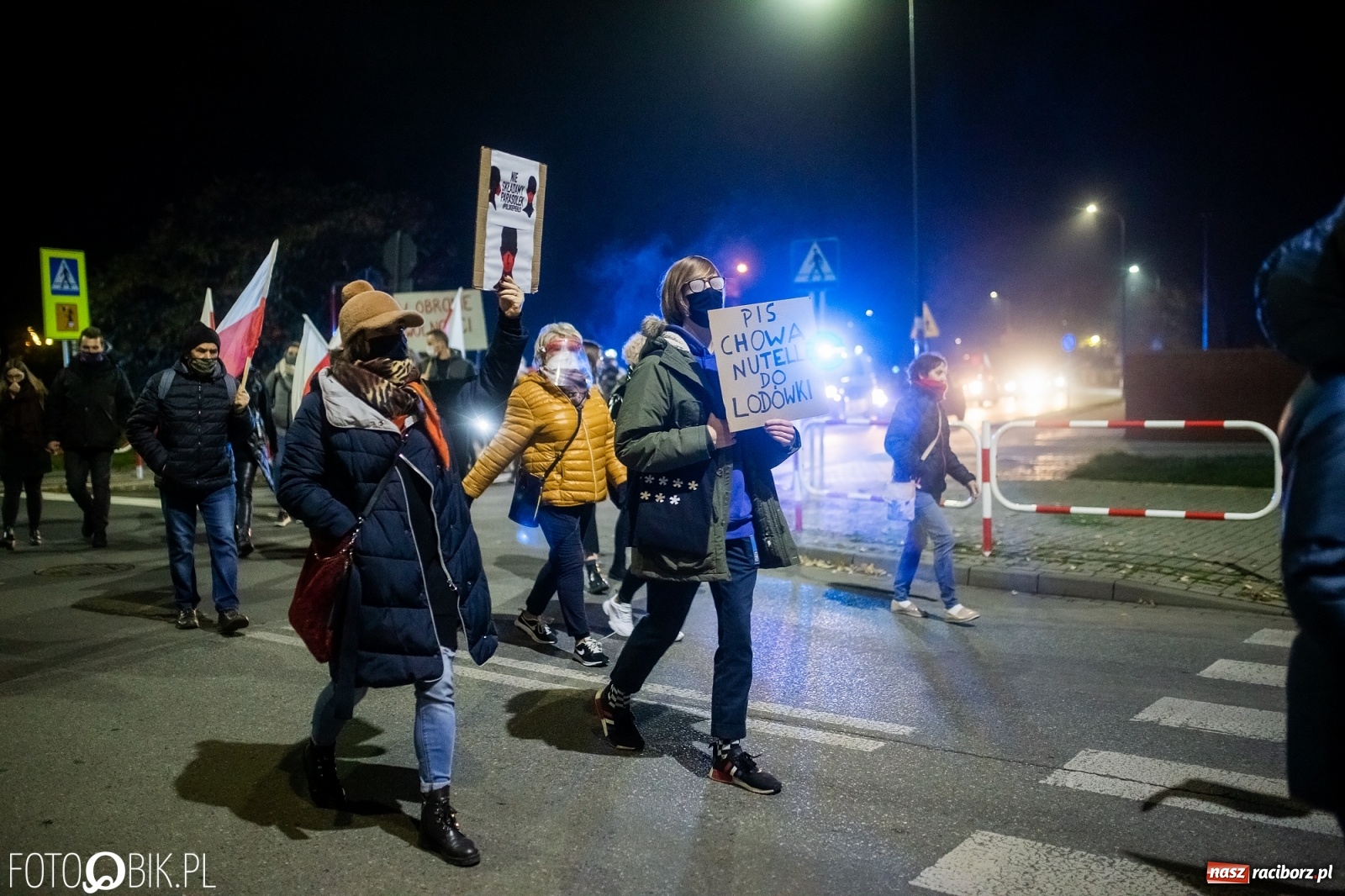Zdjęcie w galerii na portalu naszraciborz.pl: Kolejny spacer - protest przeszedł ulicami Raciborza [FOTO i WIDEO] wiadomości z regionu