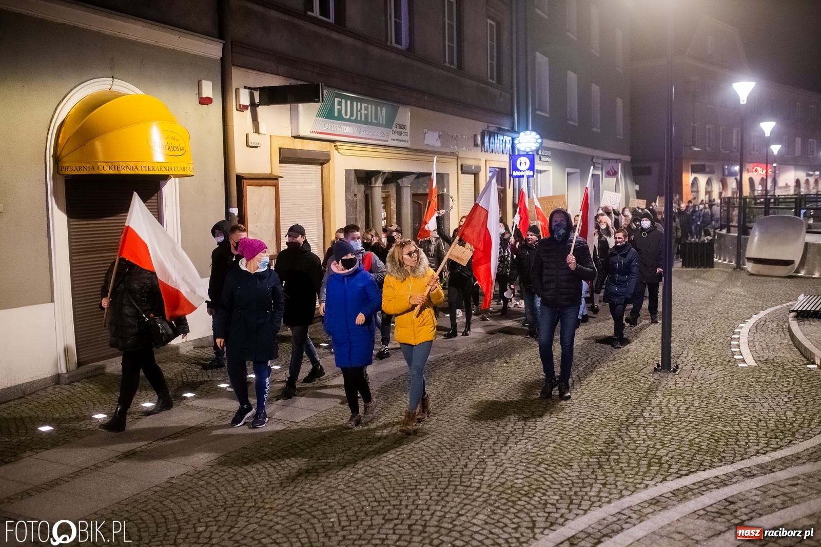Zdjęcie w galerii na portalu naszraciborz.pl: Kolejny spacer - protest przeszedł ulicami Raciborza [FOTO i WIDEO] wiadomości z regionu