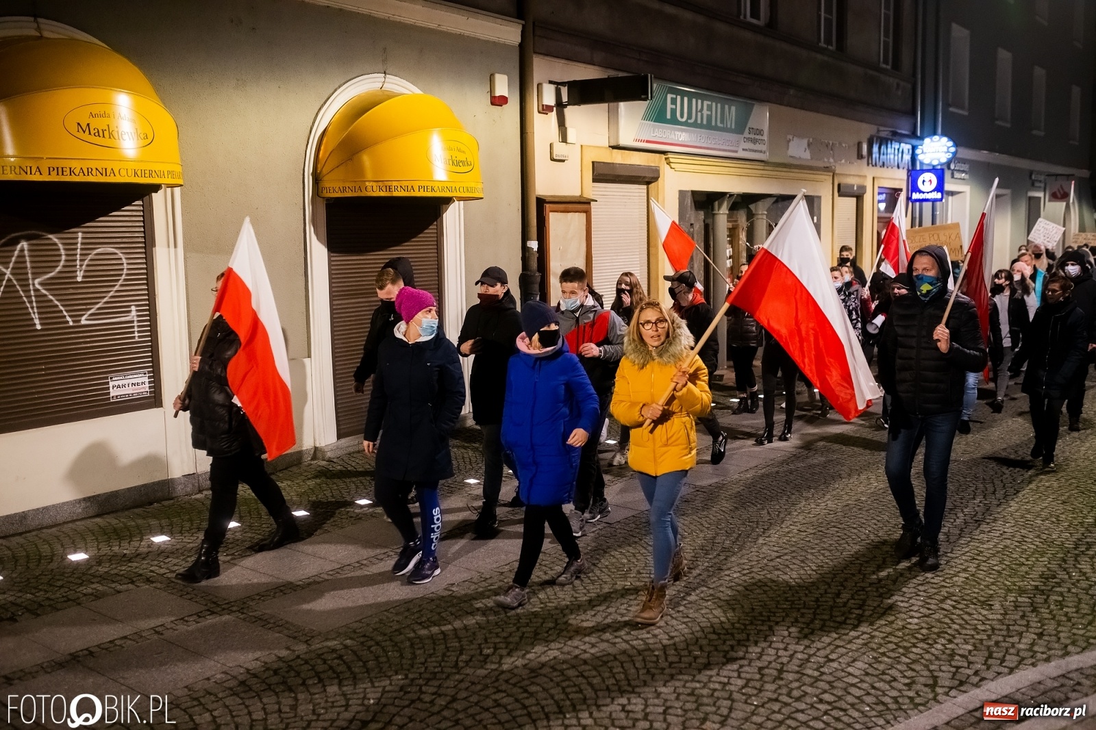 Zdjęcie w galerii na portalu naszraciborz.pl: Kolejny spacer - protest przeszedł ulicami Raciborza [FOTO i WIDEO] wiadomości z regionu