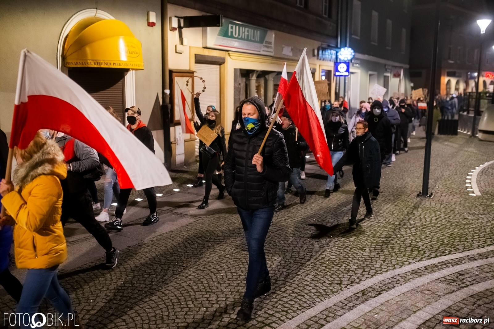 Zdjęcie w galerii na portalu naszraciborz.pl: Kolejny spacer - protest przeszedł ulicami Raciborza [FOTO i WIDEO] wiadomości z regionu