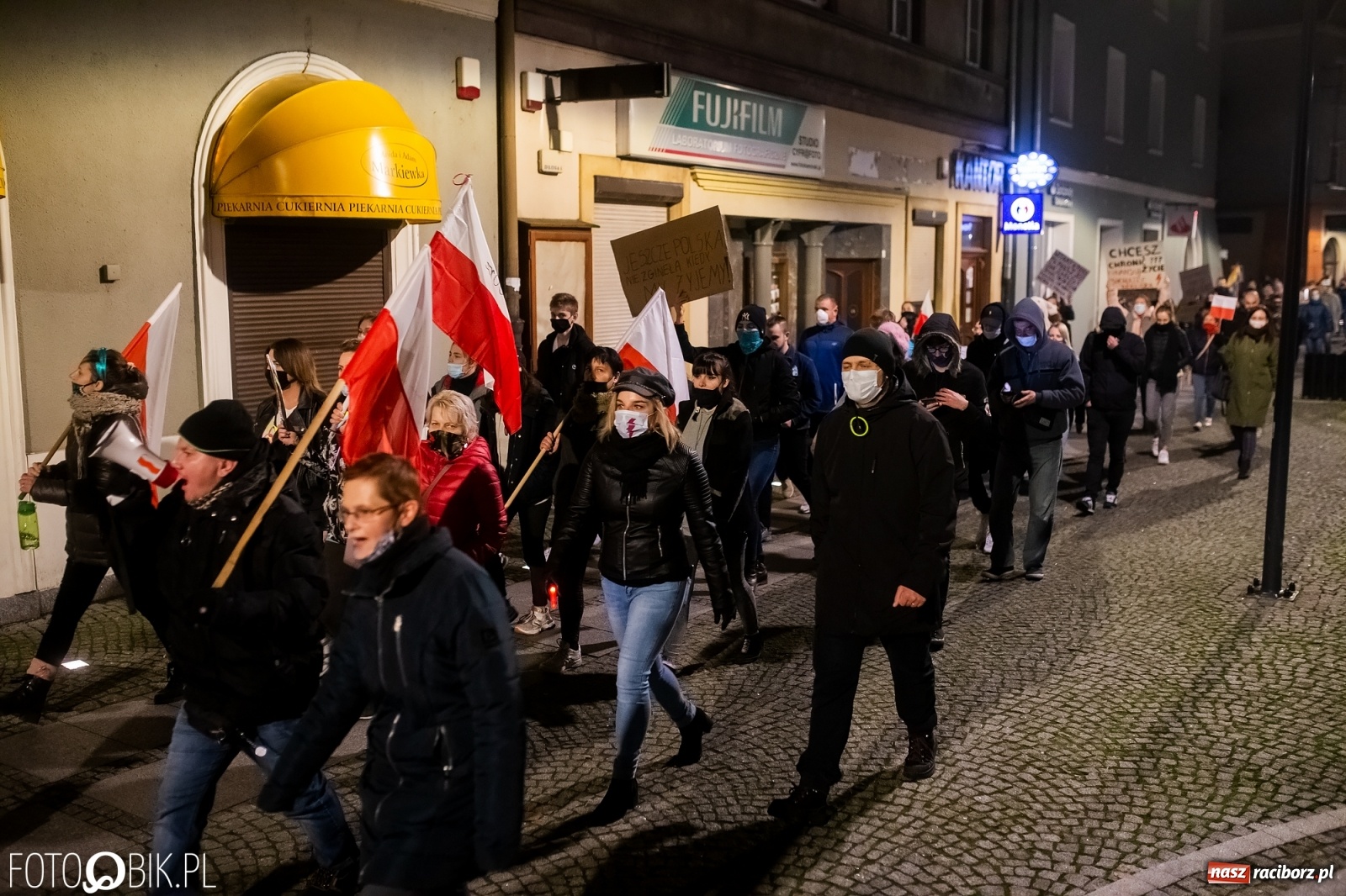 Zdjęcie w galerii na portalu naszraciborz.pl: Kolejny spacer - protest przeszedł ulicami Raciborza [FOTO i WIDEO] wiadomości z regionu