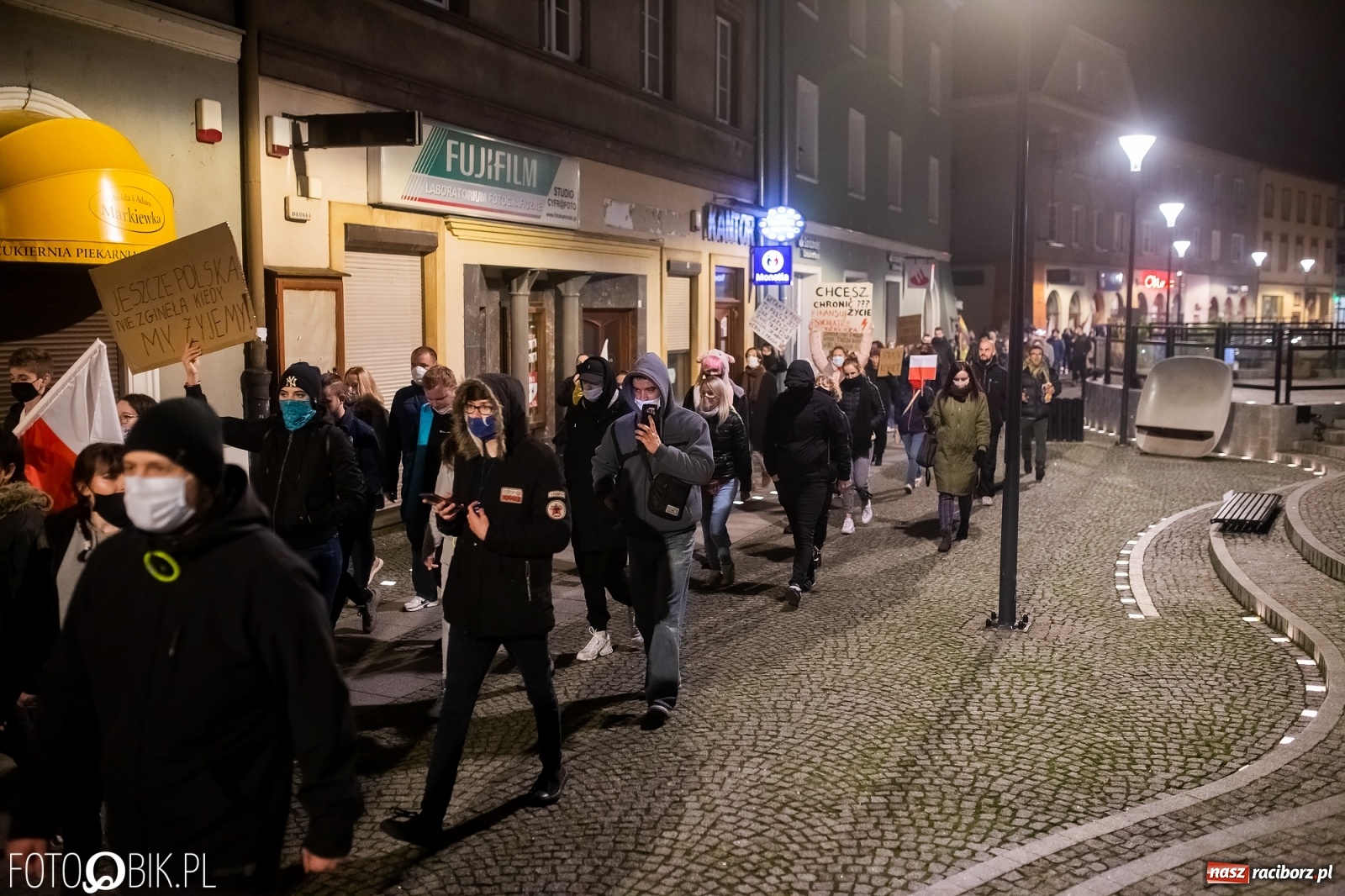 Zdjęcie w galerii na portalu naszraciborz.pl: Kolejny spacer - protest przeszedł ulicami Raciborza [FOTO i WIDEO] wiadomości z regionu