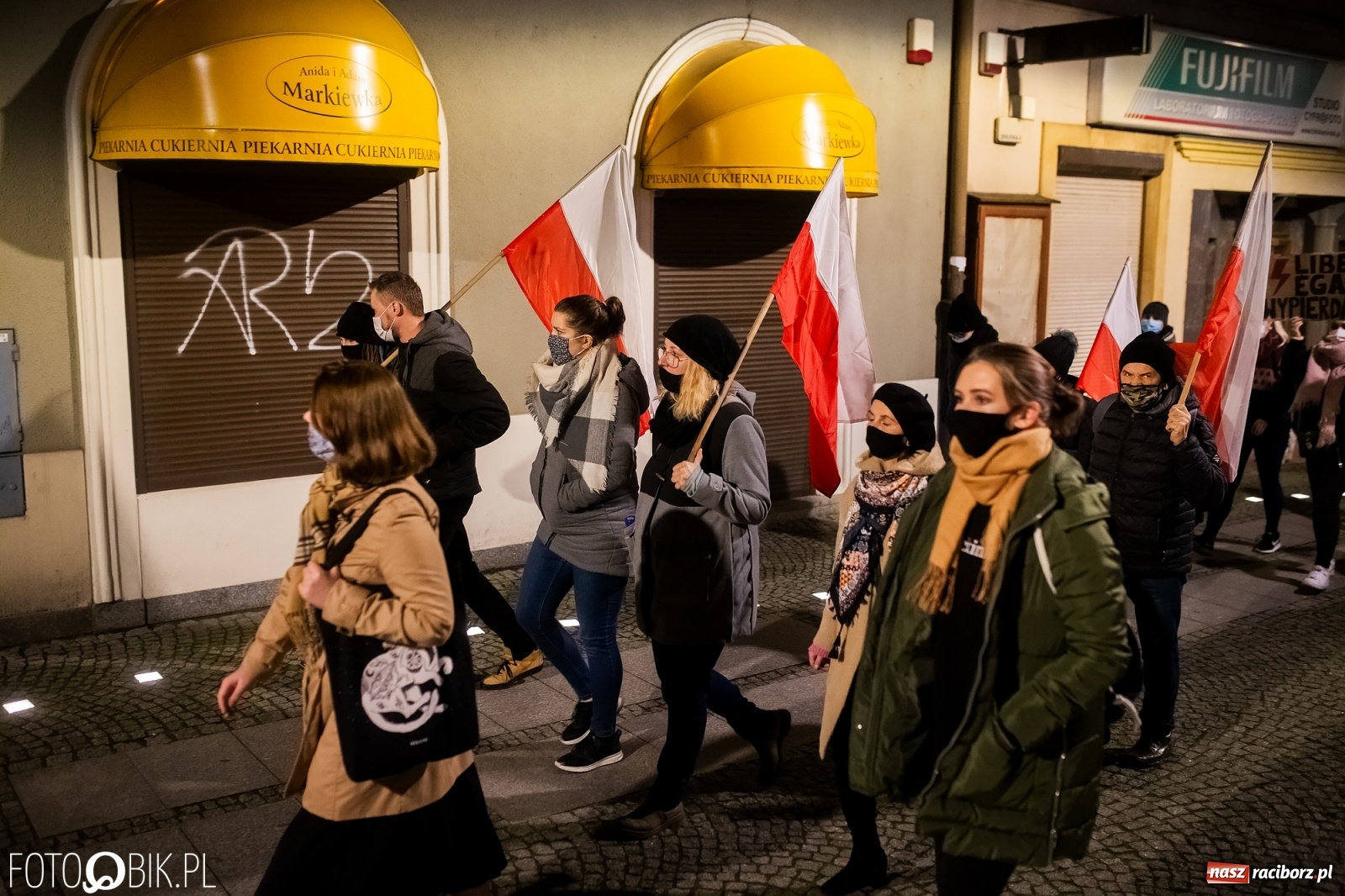 Zdjęcie w galerii na portalu naszraciborz.pl: Kolejny spacer - protest przeszedł ulicami Raciborza [FOTO i WIDEO] wiadomości z regionu