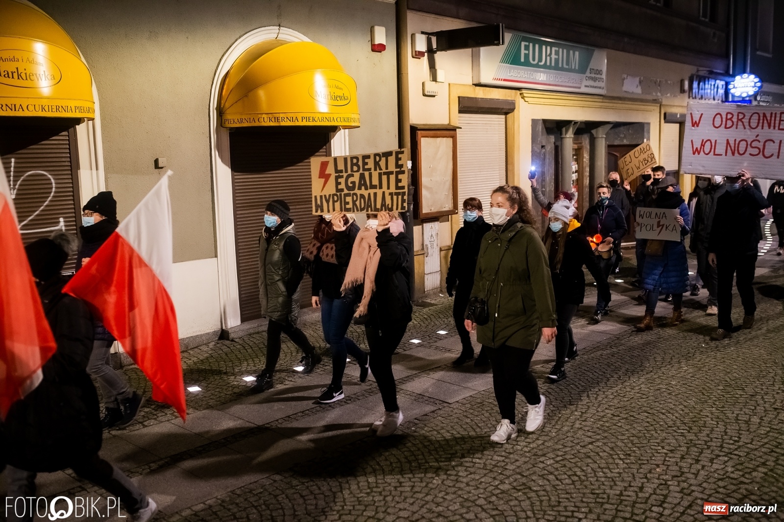 Zdjęcie w galerii na portalu naszraciborz.pl: Kolejny spacer - protest przeszedł ulicami Raciborza [FOTO i WIDEO] wiadomości z regionu