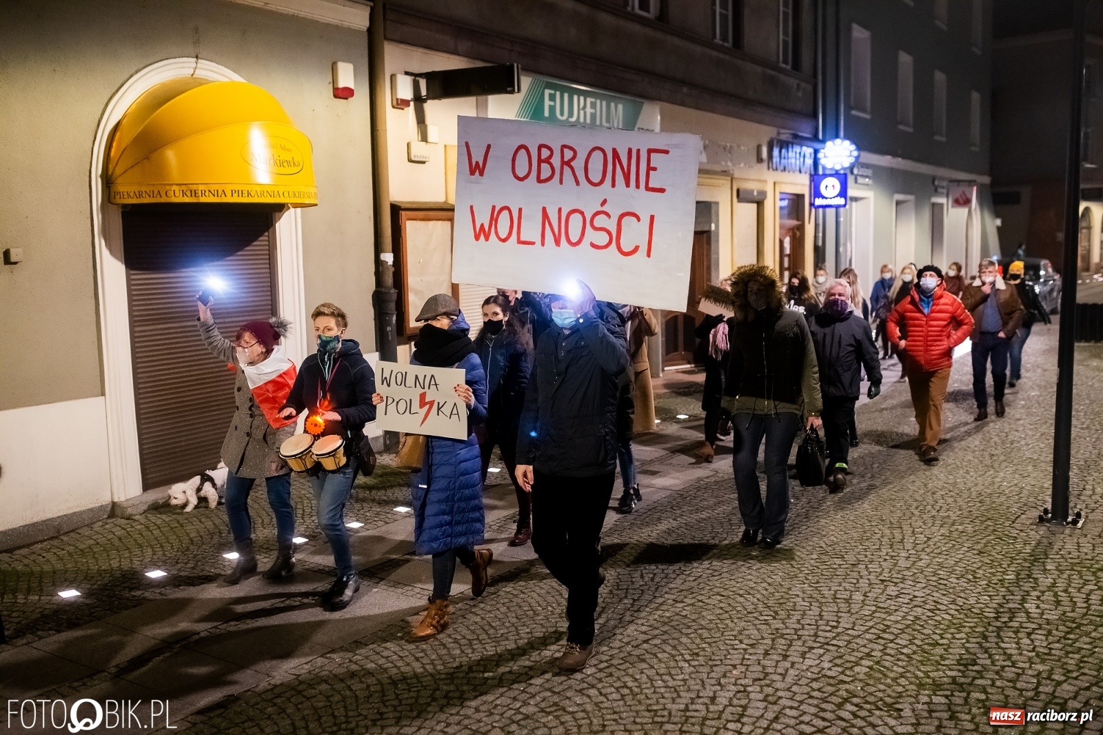 Zdjęcie w galerii na portalu naszraciborz.pl: Kolejny spacer - protest przeszedł ulicami Raciborza [FOTO i WIDEO] wiadomości z regionu
