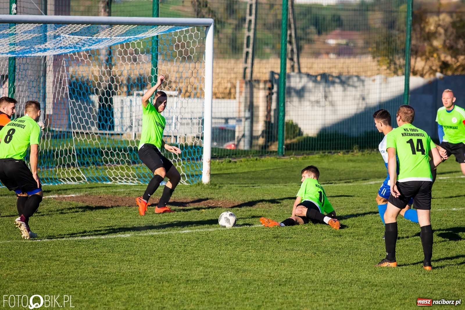 Zdjęcie w galerii na portalu naszraciborz.pl: Klasa okręgowa. Samobój ustawił spotkanie [FOTO] wiadomości z regionu