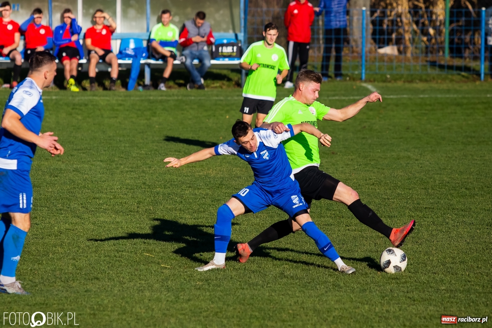 Zdjęcie w galerii na portalu naszraciborz.pl: Klasa okręgowa. Samobój ustawił spotkanie [FOTO] wiadomości z regionu