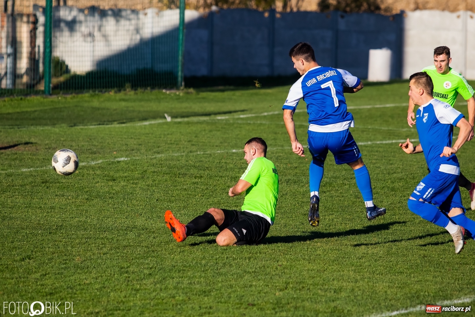 Zdjęcie w galerii na portalu naszraciborz.pl: Klasa okręgowa. Samobój ustawił spotkanie [FOTO] wiadomości z regionu