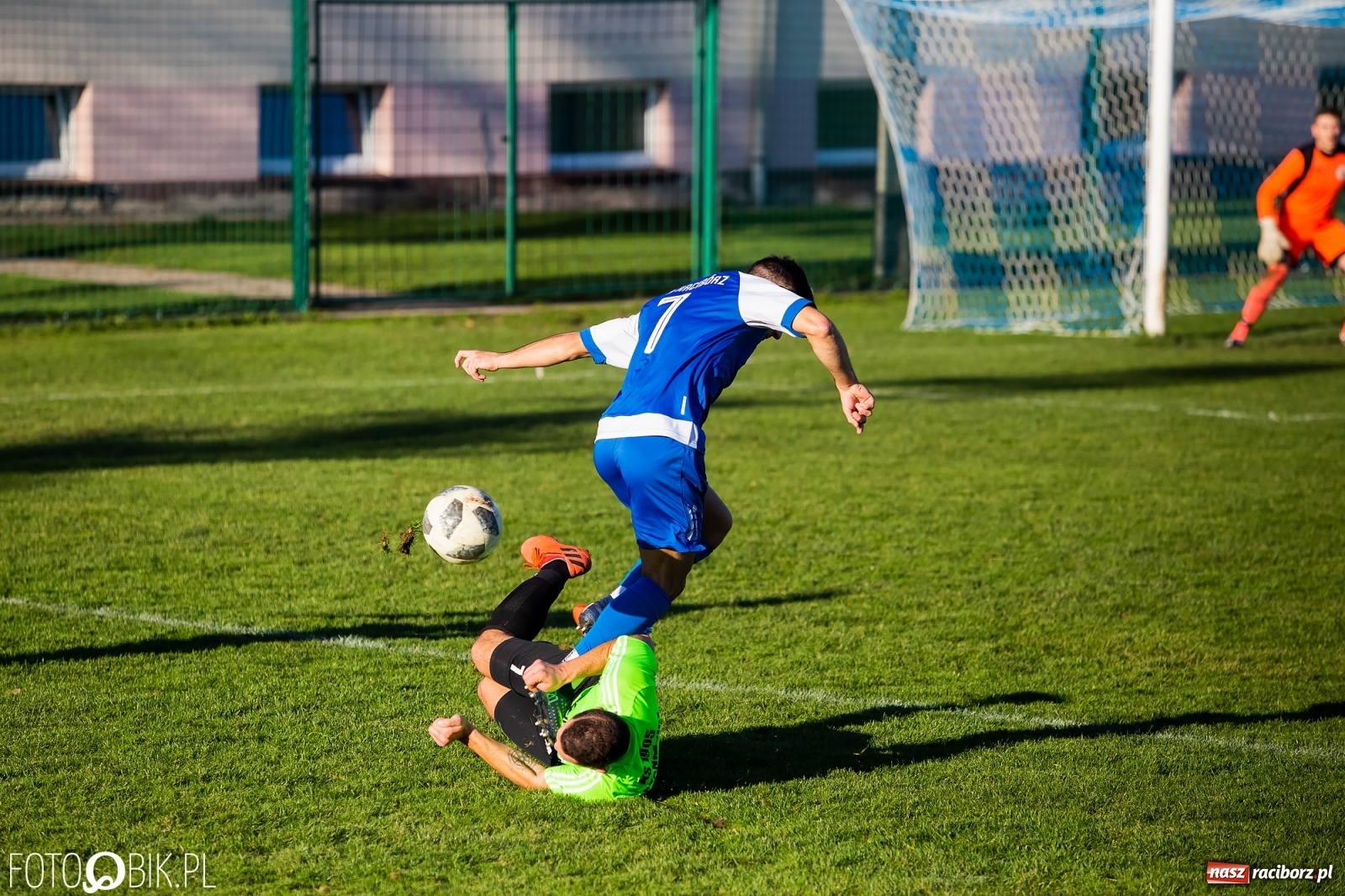 Zdjęcie w galerii na portalu naszraciborz.pl: Klasa okręgowa. Samobój ustawił spotkanie [FOTO] wiadomości z regionu