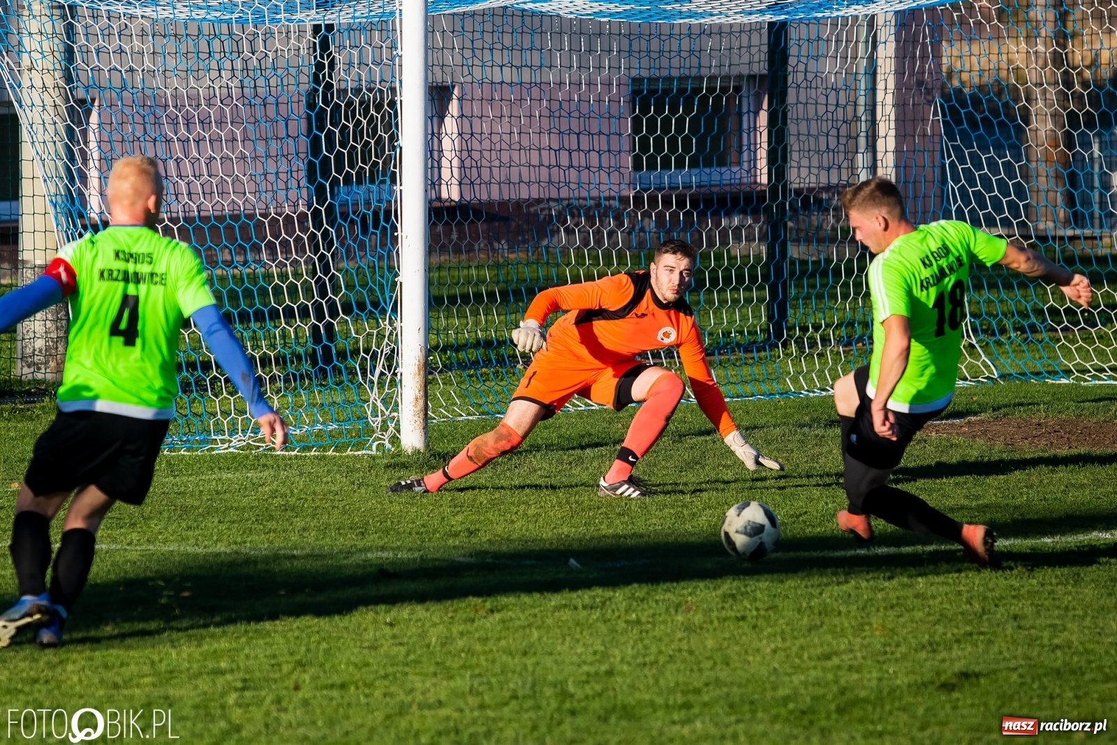 Zdjęcie w galerii na portalu naszraciborz.pl: Klasa okręgowa. Samobój ustawił spotkanie [FOTO] wiadomości z regionu