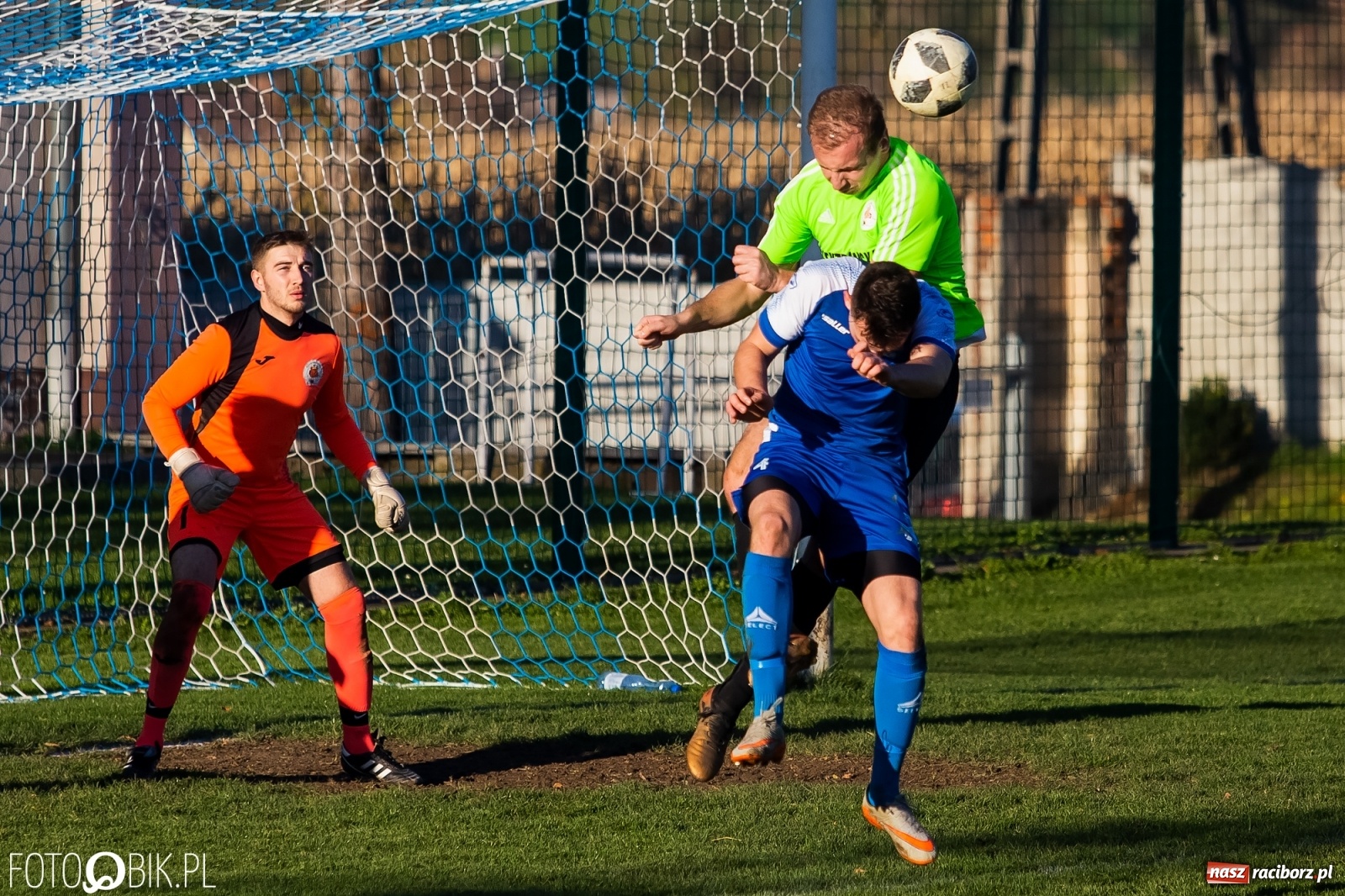 Zdjęcie w galerii na portalu naszraciborz.pl: Klasa okręgowa. Samobój ustawił spotkanie [FOTO] wiadomości z regionu