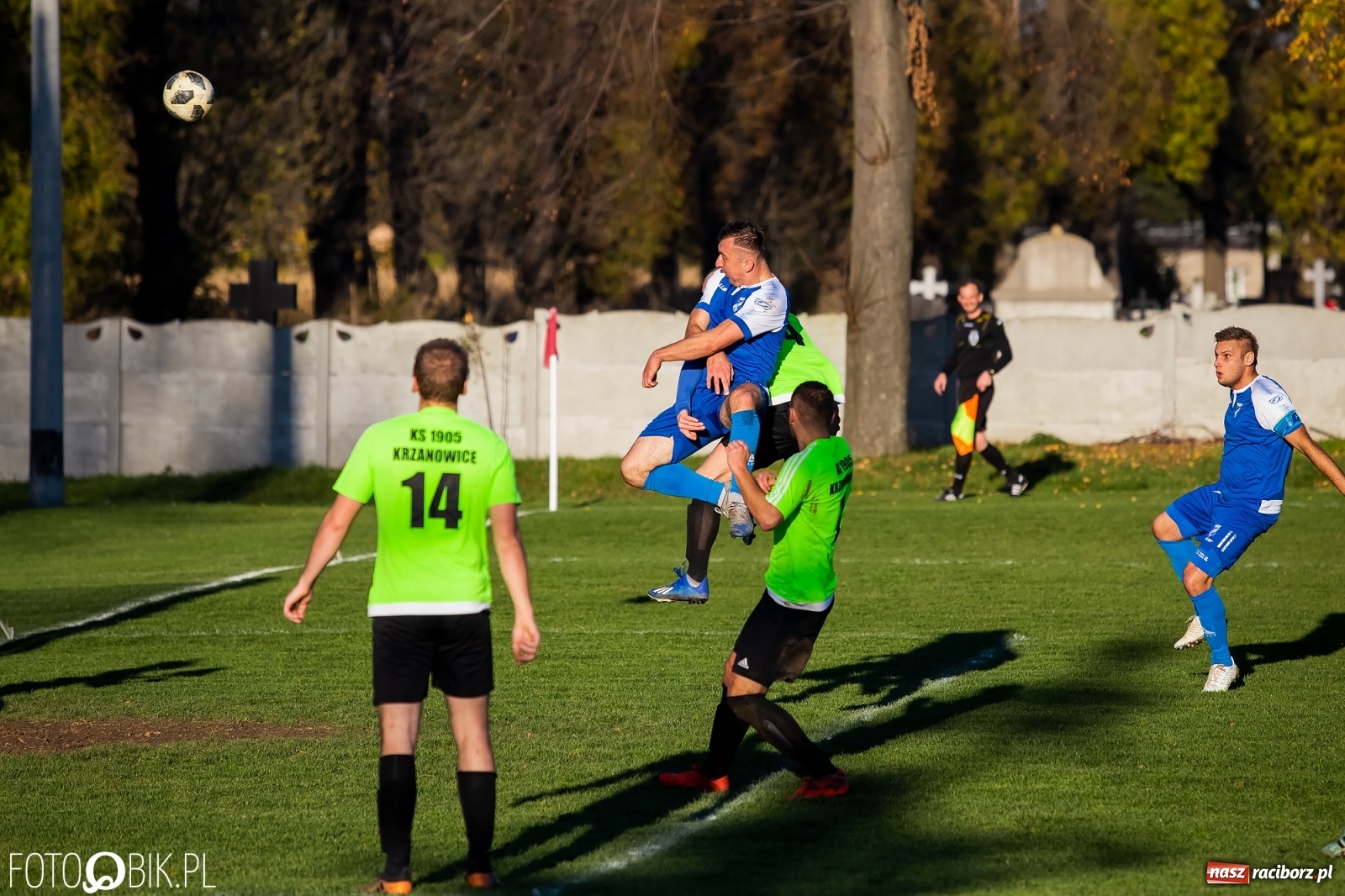 Zdjęcie w galerii na portalu naszraciborz.pl: Klasa okręgowa. Samobój ustawił spotkanie [FOTO] wiadomości z regionu