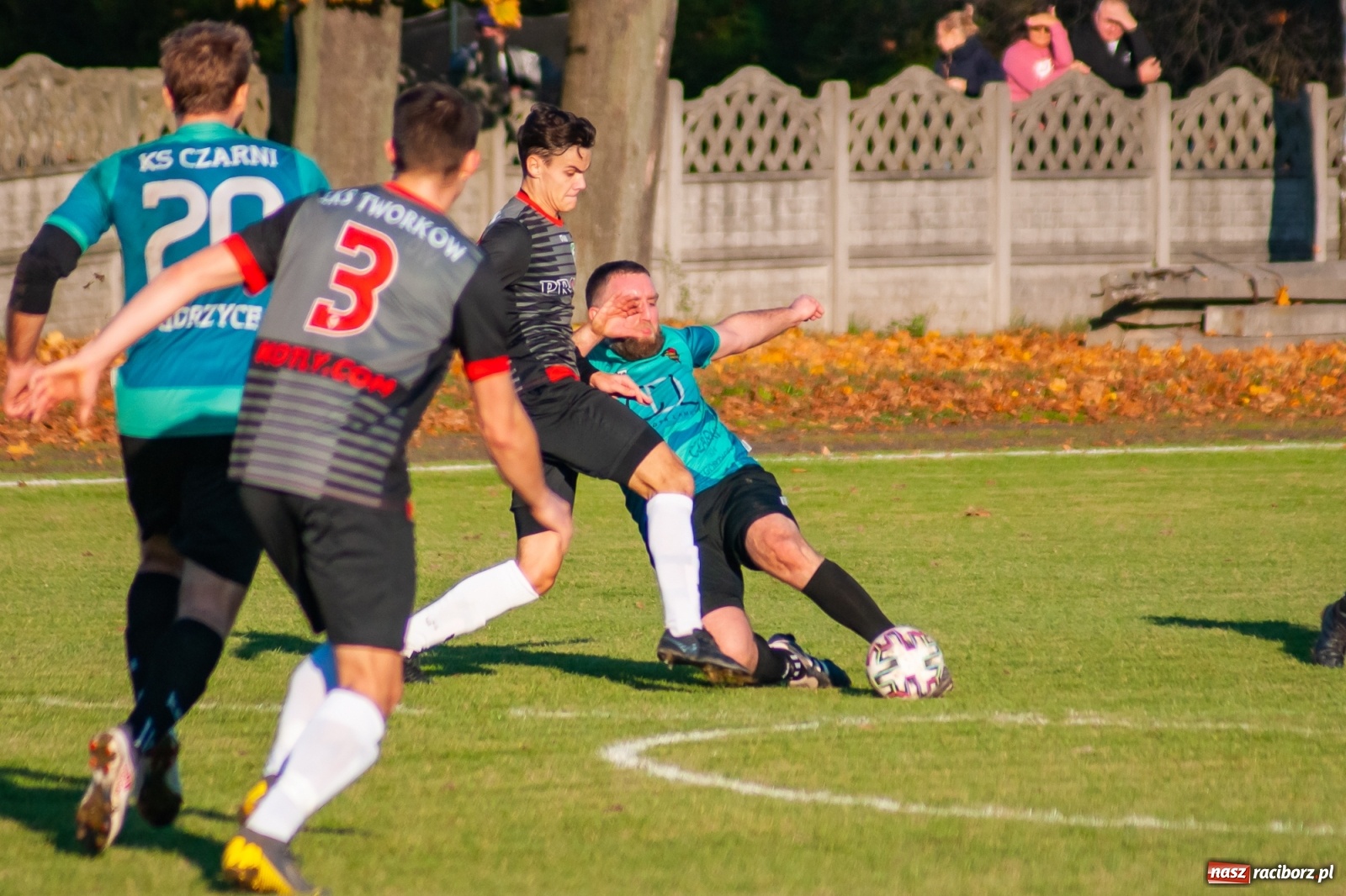 Zdjęcie w galerii na portalu naszraciborz.pl: Klasa okręgowa. Czarni Gorzyce lepsi w hicie kolejki [FOTO] wiadomości z regionu