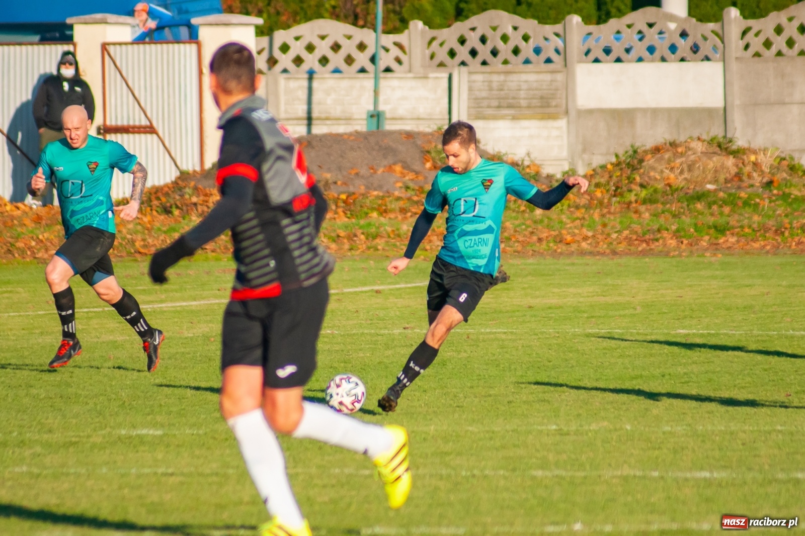 Zdjęcie w galerii na portalu naszraciborz.pl: Klasa okręgowa. Czarni Gorzyce lepsi w hicie kolejki [FOTO] wiadomości z regionu
