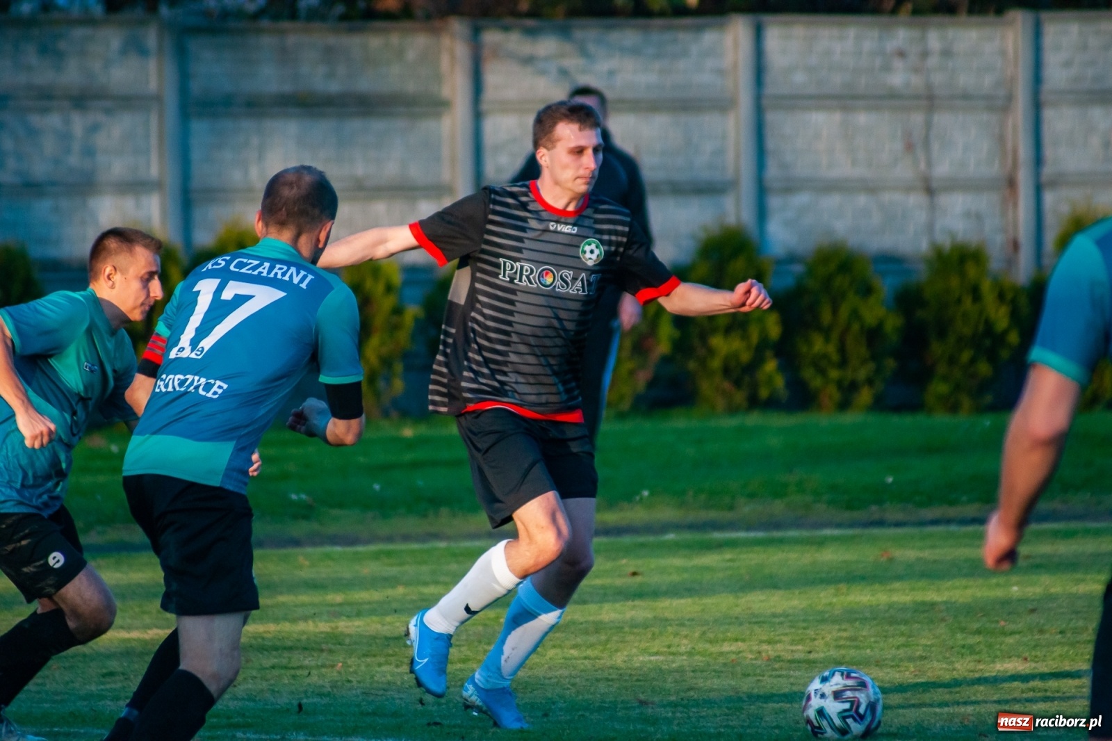 Zdjęcie w galerii na portalu naszraciborz.pl: Klasa okręgowa. Czarni Gorzyce lepsi w hicie kolejki [FOTO] wiadomości z regionu