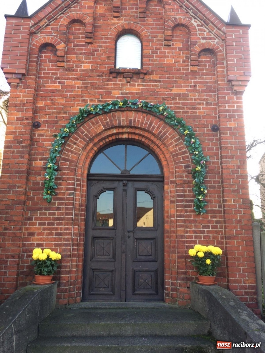 Zdjęcie w galerii na portalu naszraciborz.pl: Gmina Kuźnia Raciborska przyozdobiona chryzantemami [FOTO] wiadomości z regionu