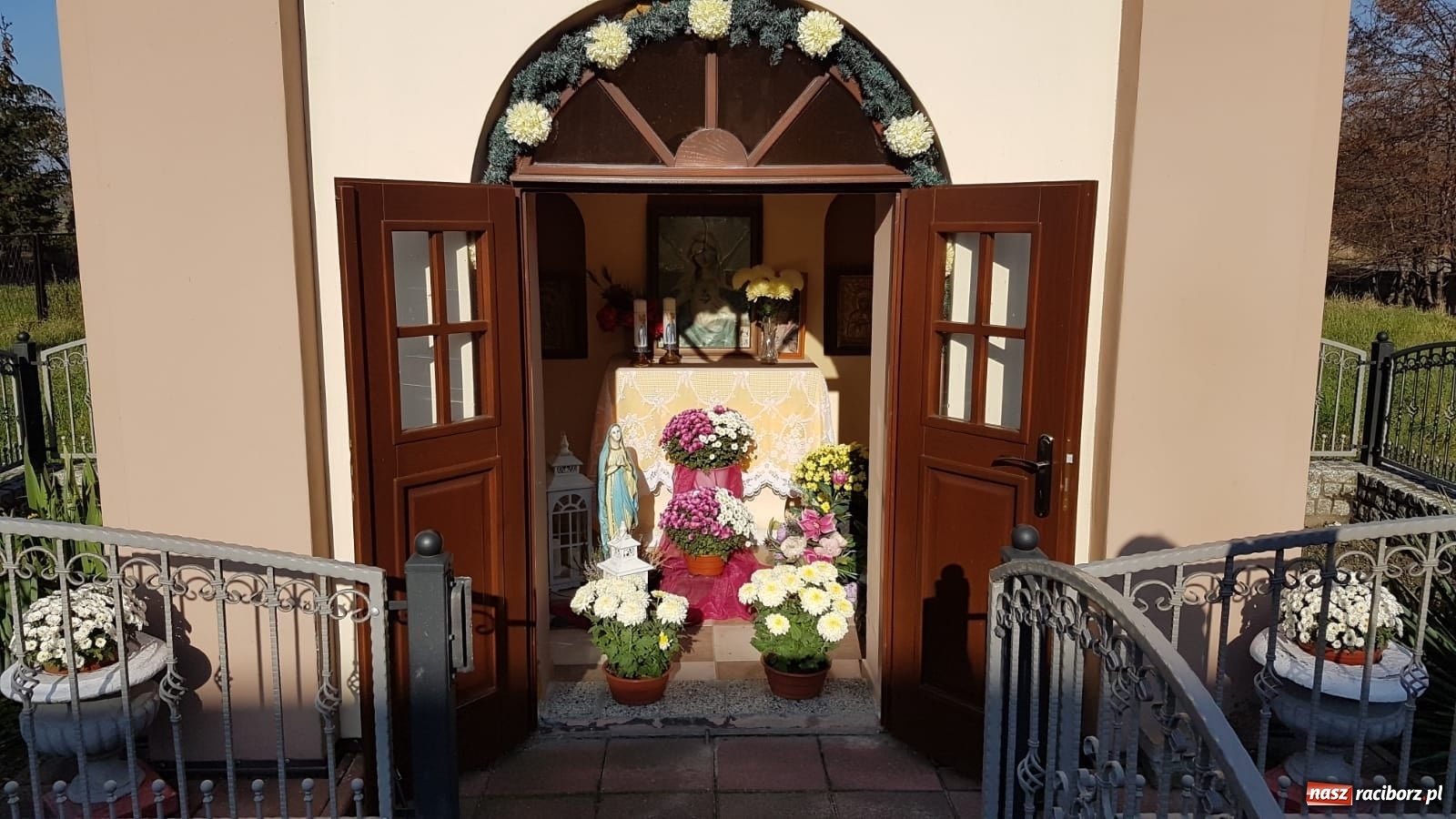 Zdjęcie w galerii na portalu naszraciborz.pl: Gmina Kuźnia Raciborska przyozdobiona chryzantemami [FOTO] wiadomości z regionu