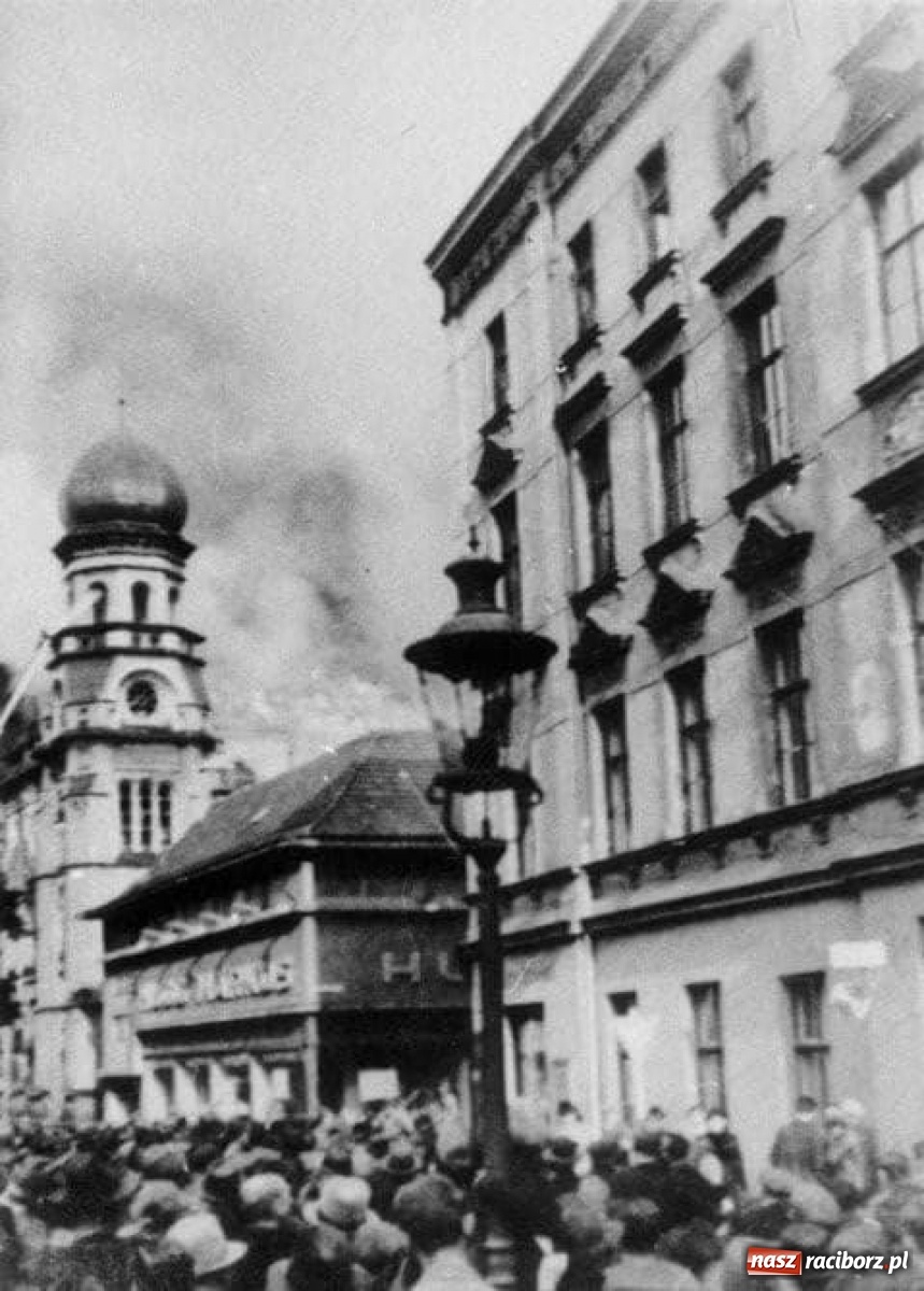 Zdjęcie w galerii na portalu naszraciborz.pl: Wspomnienie Nocy Kryształowej. Flaga na rondzie opuszczona  wiadomości z regionu