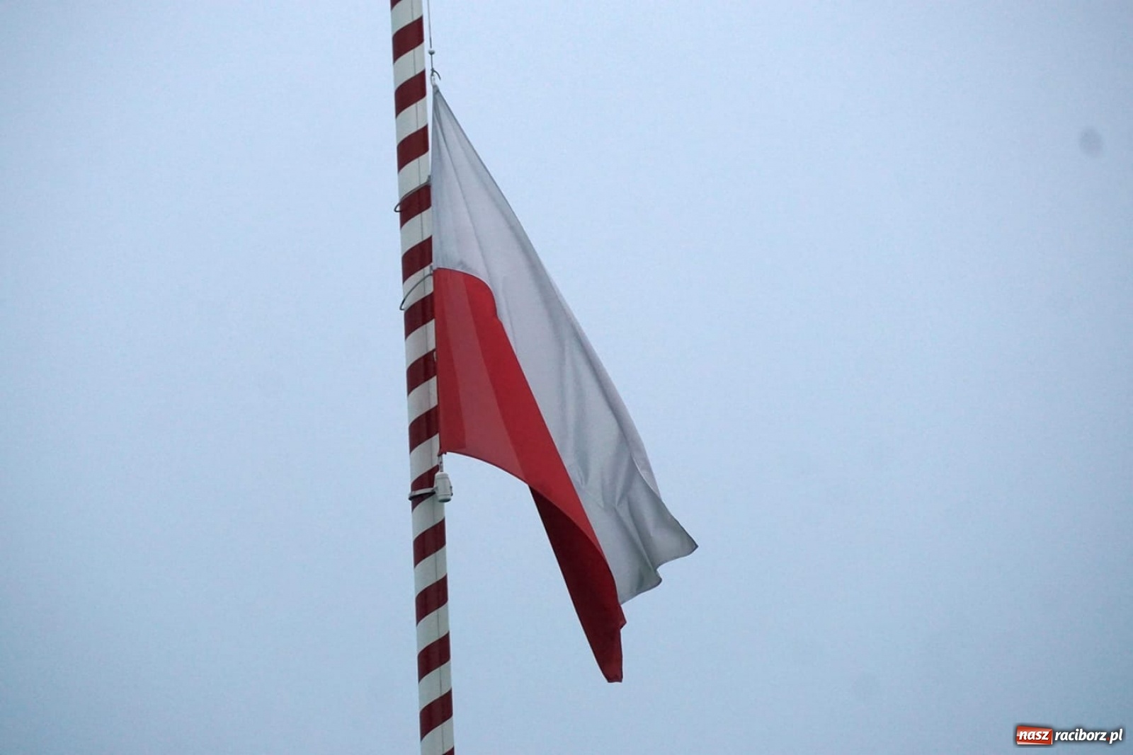 Zdjęcie w galerii na portalu naszraciborz.pl: Wspomnienie Nocy Kryształowej. Flaga na rondzie opuszczona  wiadomości z regionu