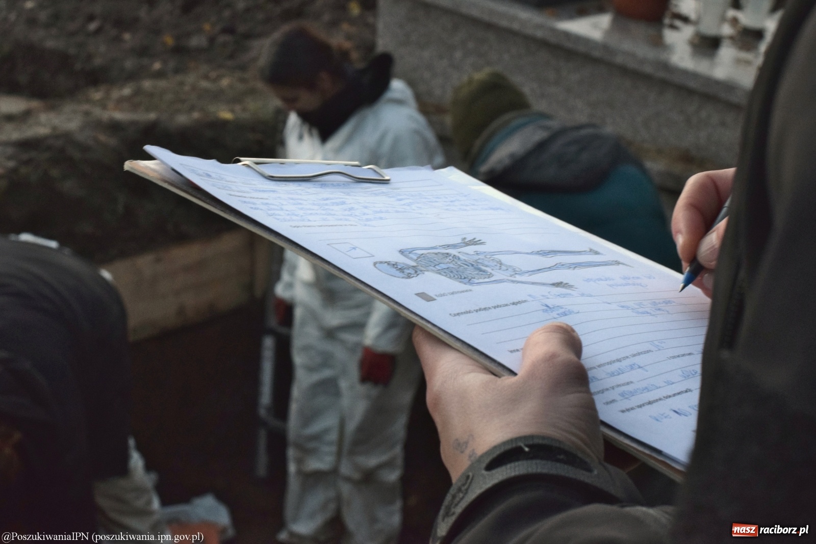 Zdjęcie w galerii na portalu naszraciborz.pl: TVP o ekshumacjach IPN w Raciborzu  wiadomości z regionu