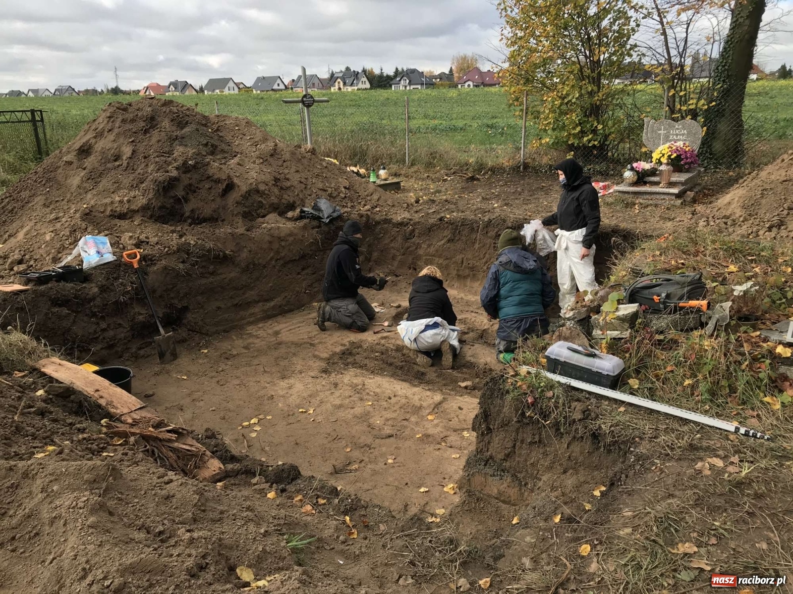 Zdjęcie w galerii na portalu naszraciborz.pl: TVP o ekshumacjach IPN w Raciborzu  wiadomości z regionu