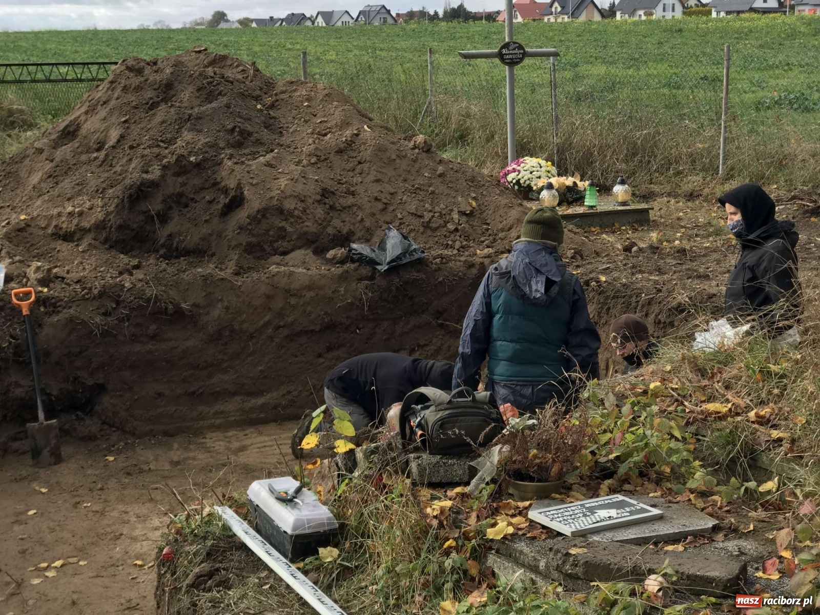 Zdjęcie w galerii na portalu naszraciborz.pl: TVP o ekshumacjach IPN w Raciborzu  wiadomości z regionu