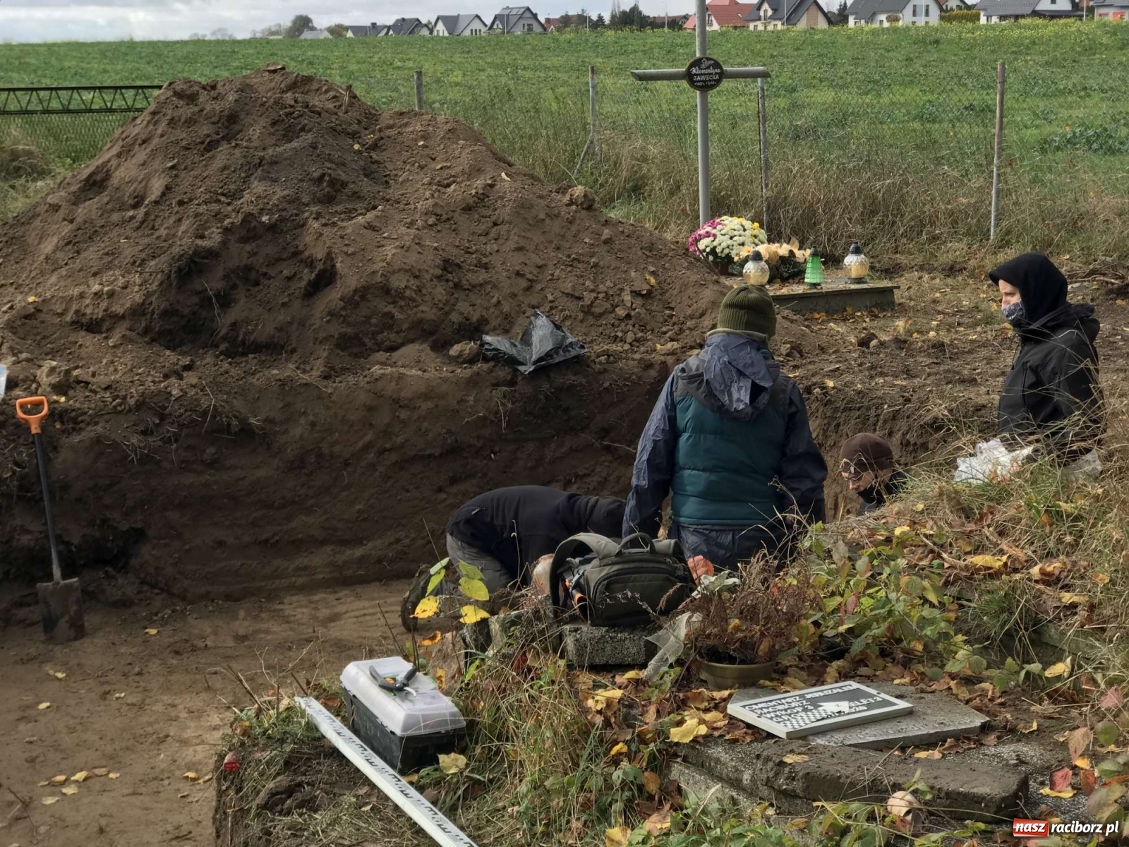Zdjęcie w galerii na portalu naszraciborz.pl: TVP o ekshumacjach IPN w Raciborzu  wiadomości z regionu