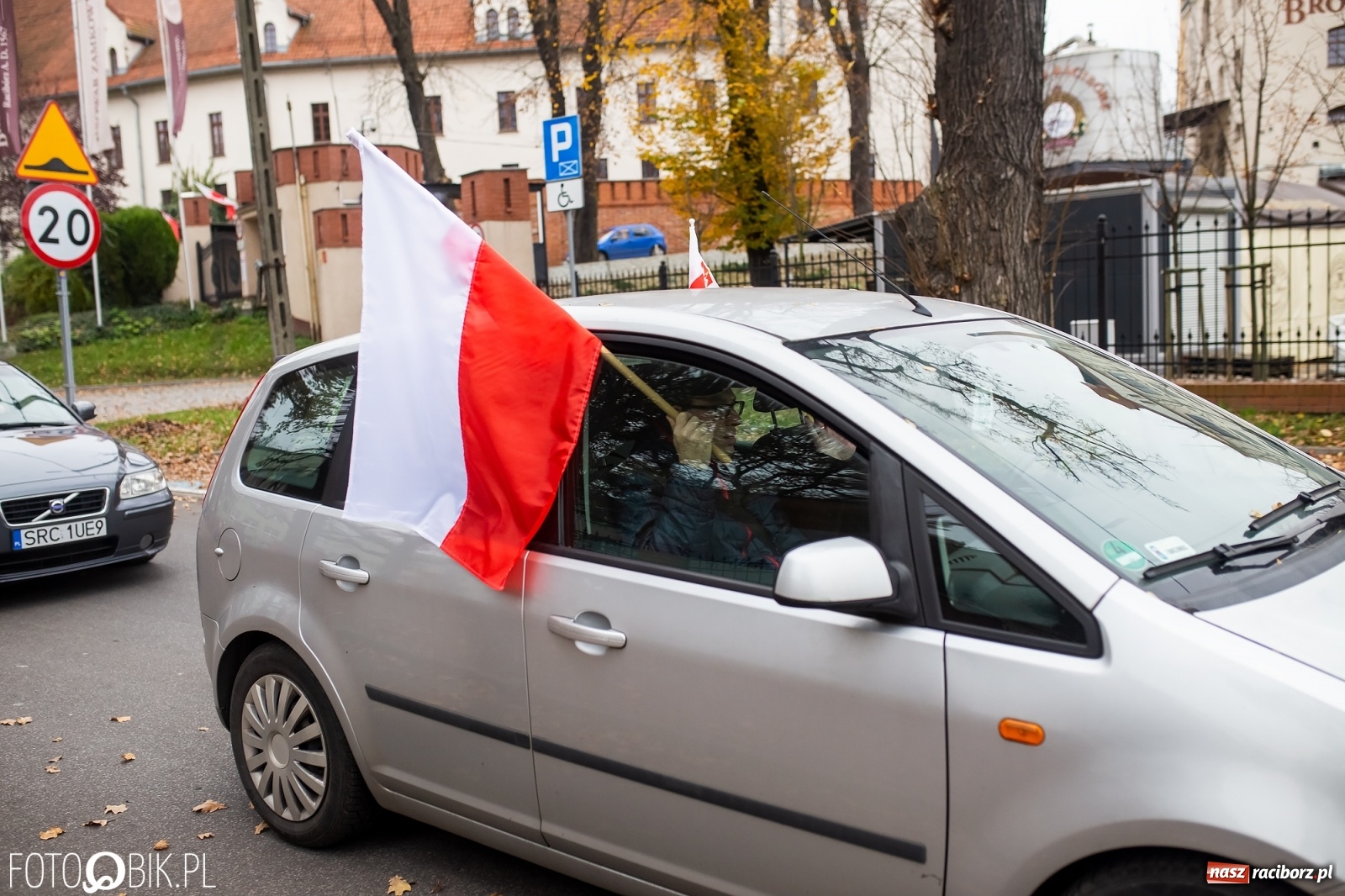Zdjęcie w galerii na portalu naszraciborz.pl: Spontaniczny przejazd patriotyczny na Święto Niepodległości wiadomości z regionu