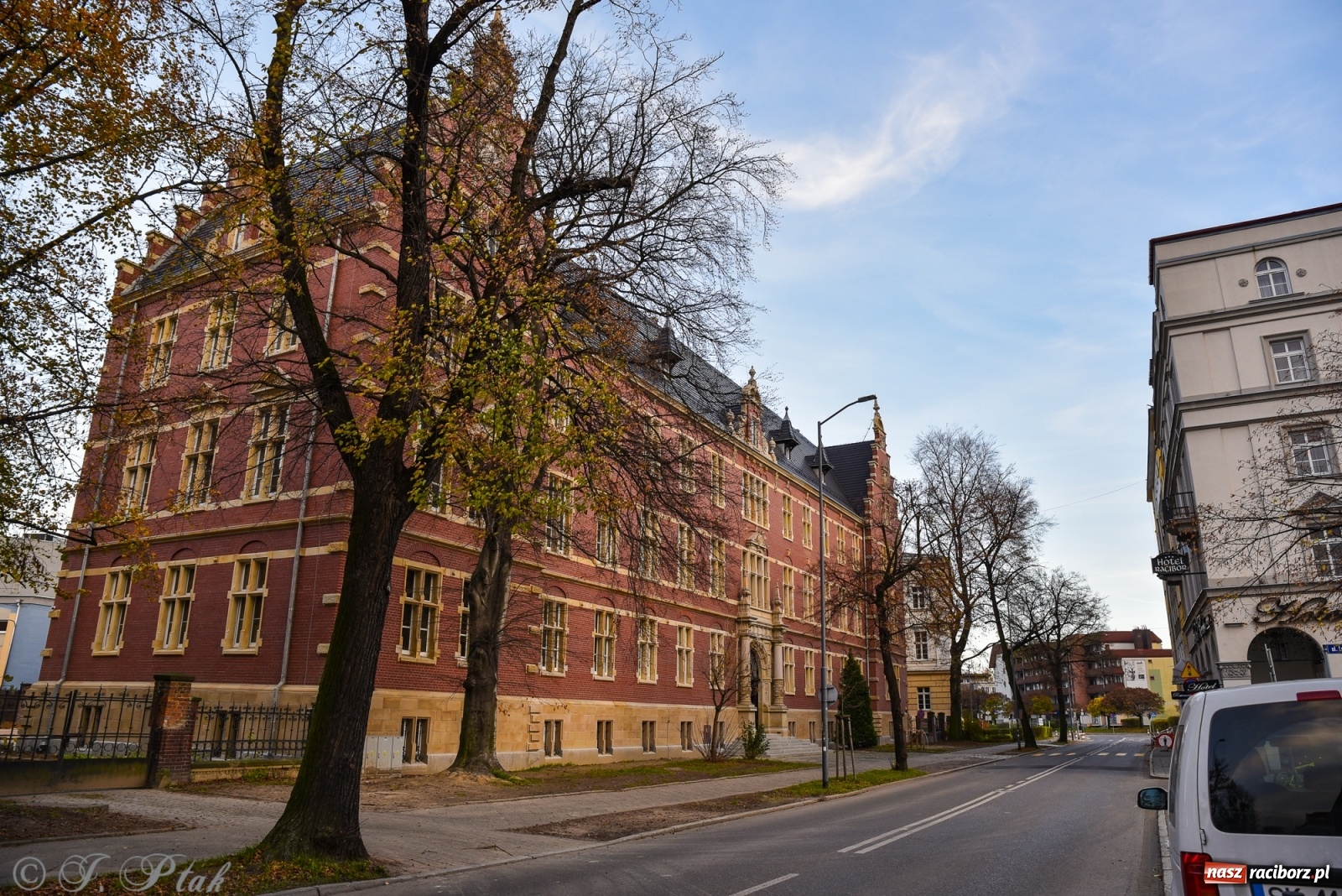 Zdjęcie w galerii na portalu naszraciborz.pl: Do budynku dawnego sądu krajowego wróciły zabytkowe drzwi  wiadomości z regionu