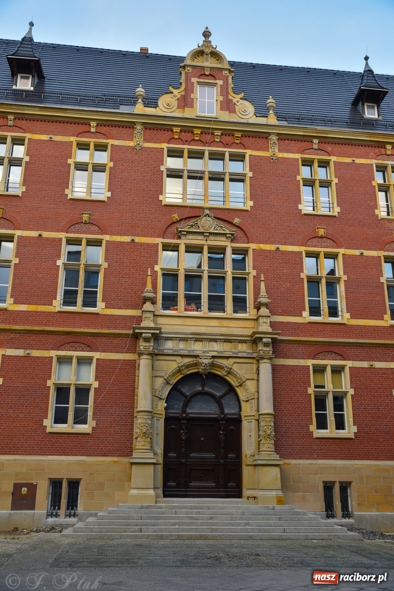Zdjęcie w galerii na portalu naszraciborz.pl: Do budynku dawnego sądu krajowego wróciły zabytkowe drzwi  wiadomości z regionu