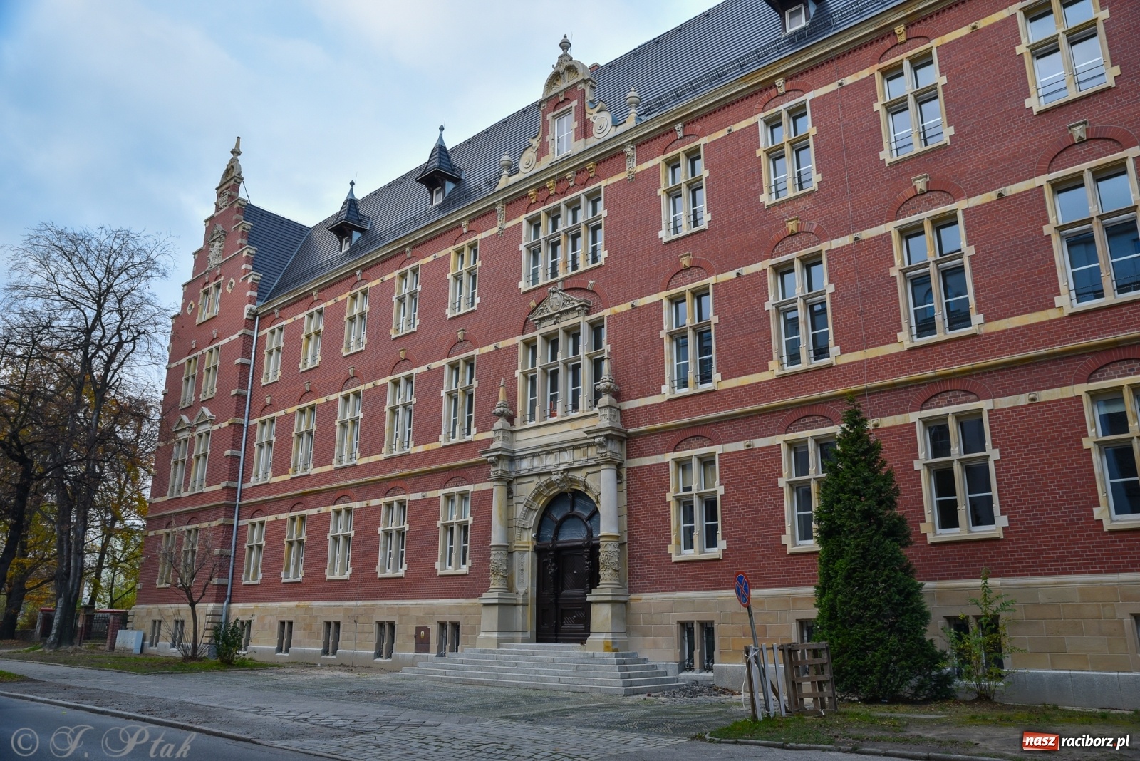 Zdjęcie w galerii na portalu naszraciborz.pl: Do budynku dawnego sądu krajowego wróciły zabytkowe drzwi  wiadomości z regionu