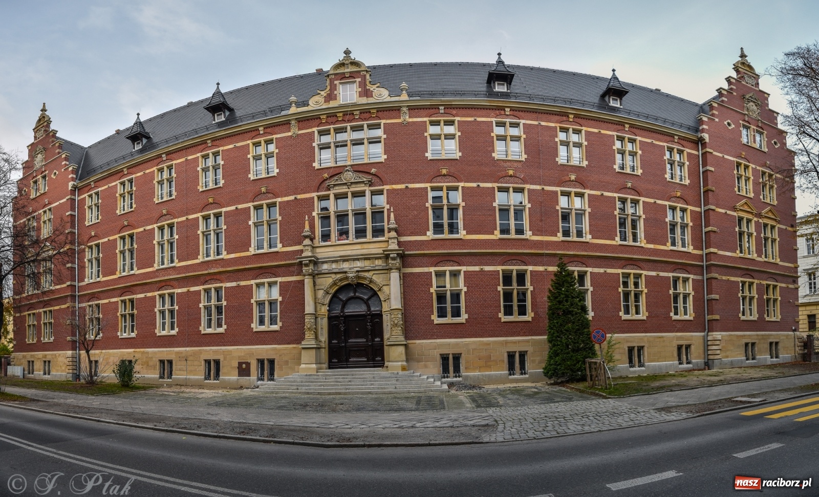 Zdjęcie w galerii na portalu naszraciborz.pl: Do budynku dawnego sądu krajowego wróciły zabytkowe drzwi  wiadomości z regionu