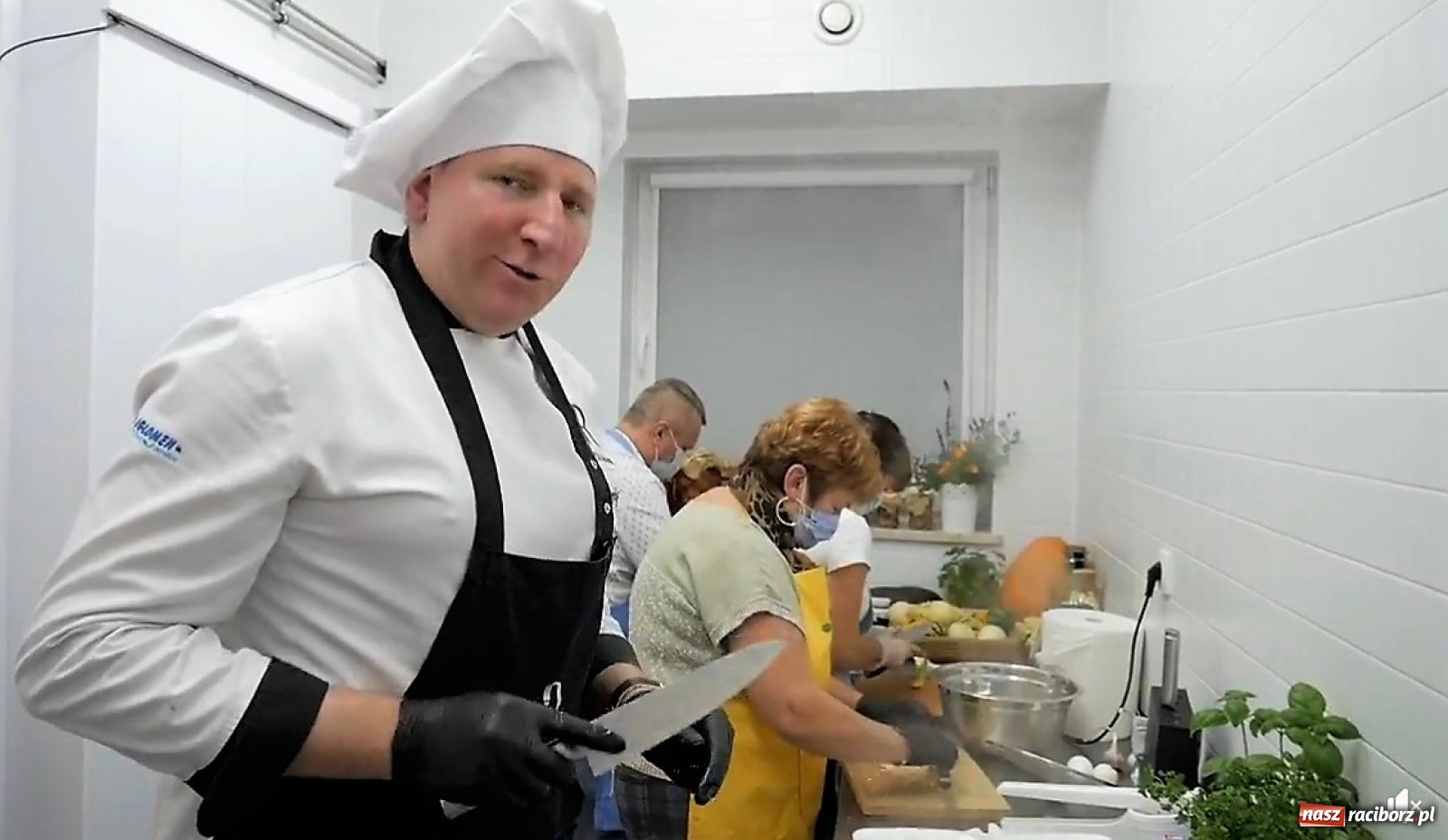 Zdjęcie w galerii na portalu naszraciborz.pl: Warsztaty kulinarne z Remigiuszem Rączką w Górkach Śląskich wiadomości z regionu
