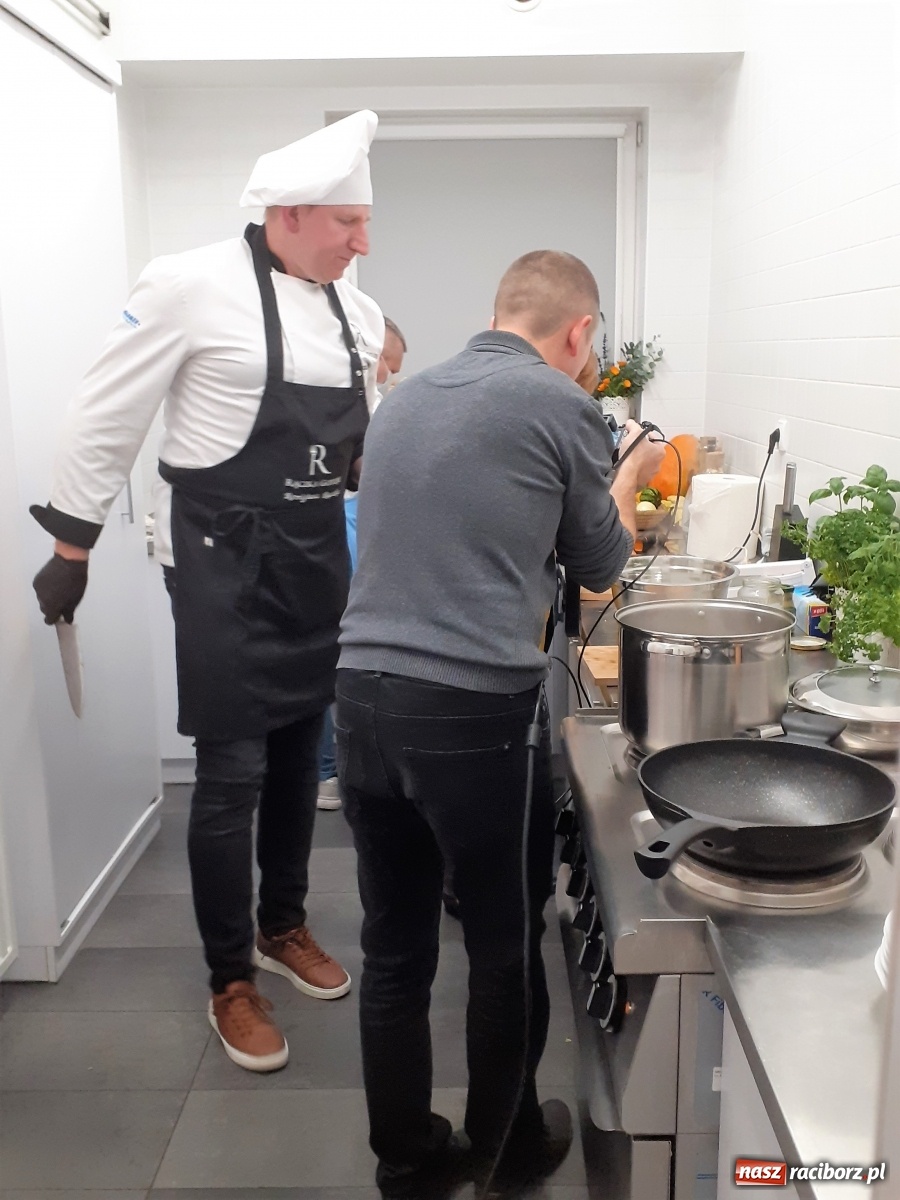 Zdjęcie w galerii na portalu naszraciborz.pl: Warsztaty kulinarne z Remigiuszem Rączką w Górkach Śląskich wiadomości z regionu