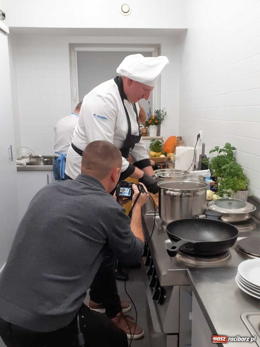 Zdjęcie w galerii na portalu naszraciborz.pl: Warsztaty kulinarne z Remigiuszem Rączką w Górkach Śląskich wiadomości z regionu