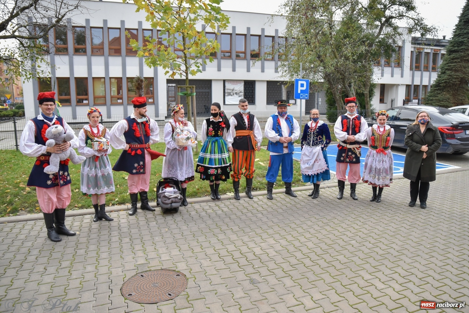 Zdjęcie w galerii na portalu naszraciborz.pl: Źródło zrobiło niespodziankę Karolinie i Tobiaszowi wiadomości z regionu