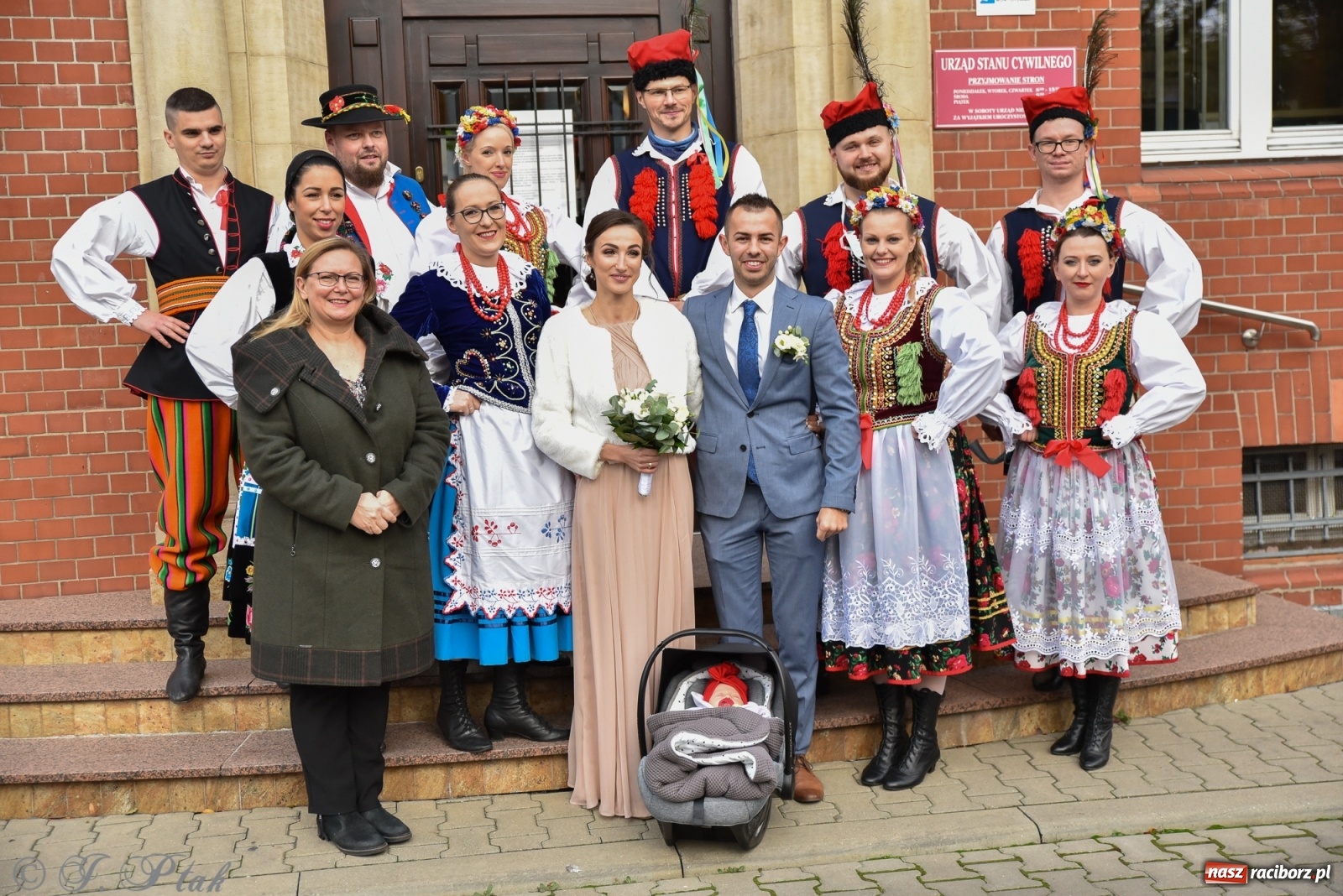 Zdjęcie w galerii na portalu naszraciborz.pl: Źródło zrobiło niespodziankę Karolinie i Tobiaszowi wiadomości z regionu