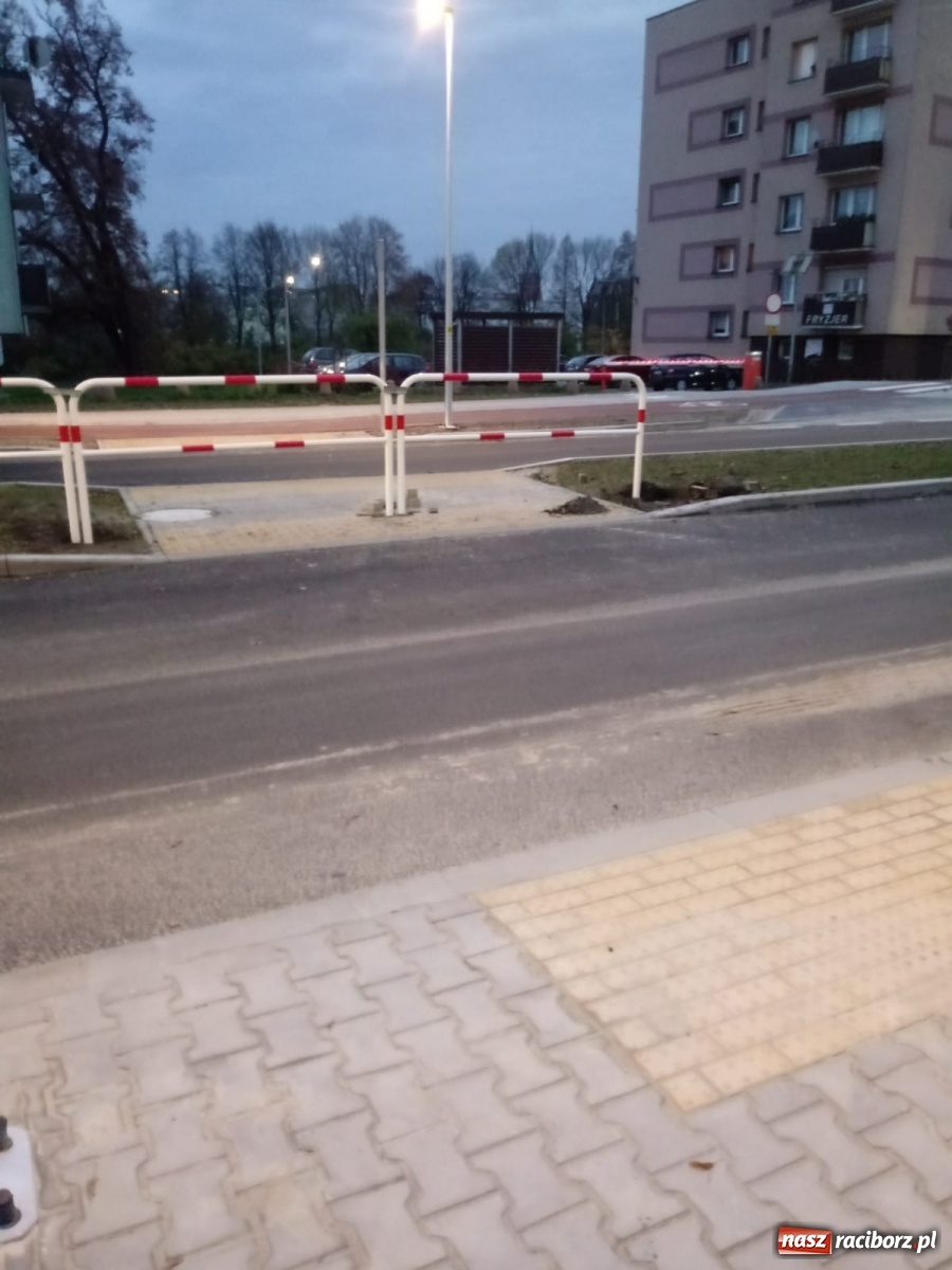 Zdjęcie w galerii na portalu naszraciborz.pl: Przejście na Bosackiej. Wykonawca postawił barierkę  wiadomości z regionu