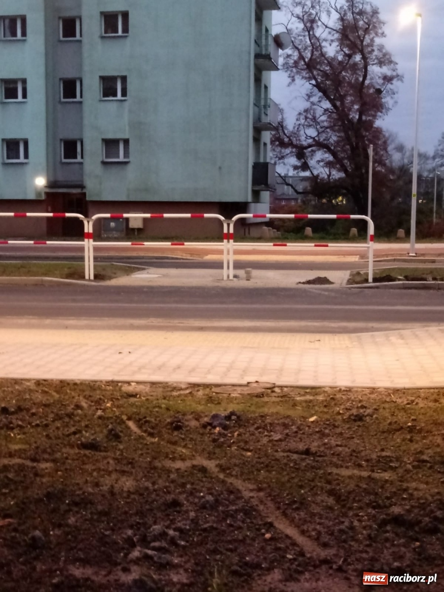 Zdjęcie w galerii na portalu naszraciborz.pl: Przejście na Bosackiej. Wykonawca postawił barierkę  wiadomości z regionu