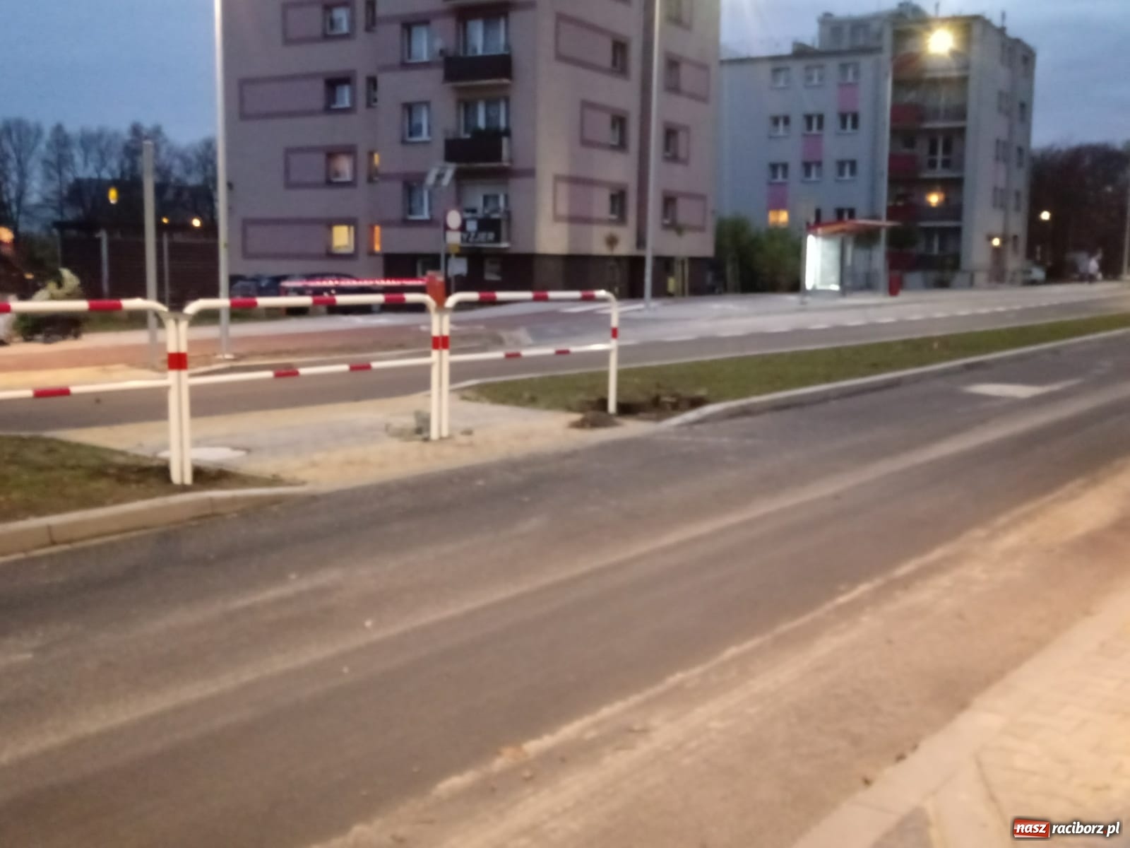 Zdjęcie w galerii na portalu naszraciborz.pl: Przejście na Bosackiej. Wykonawca postawił barierkę  wiadomości z regionu