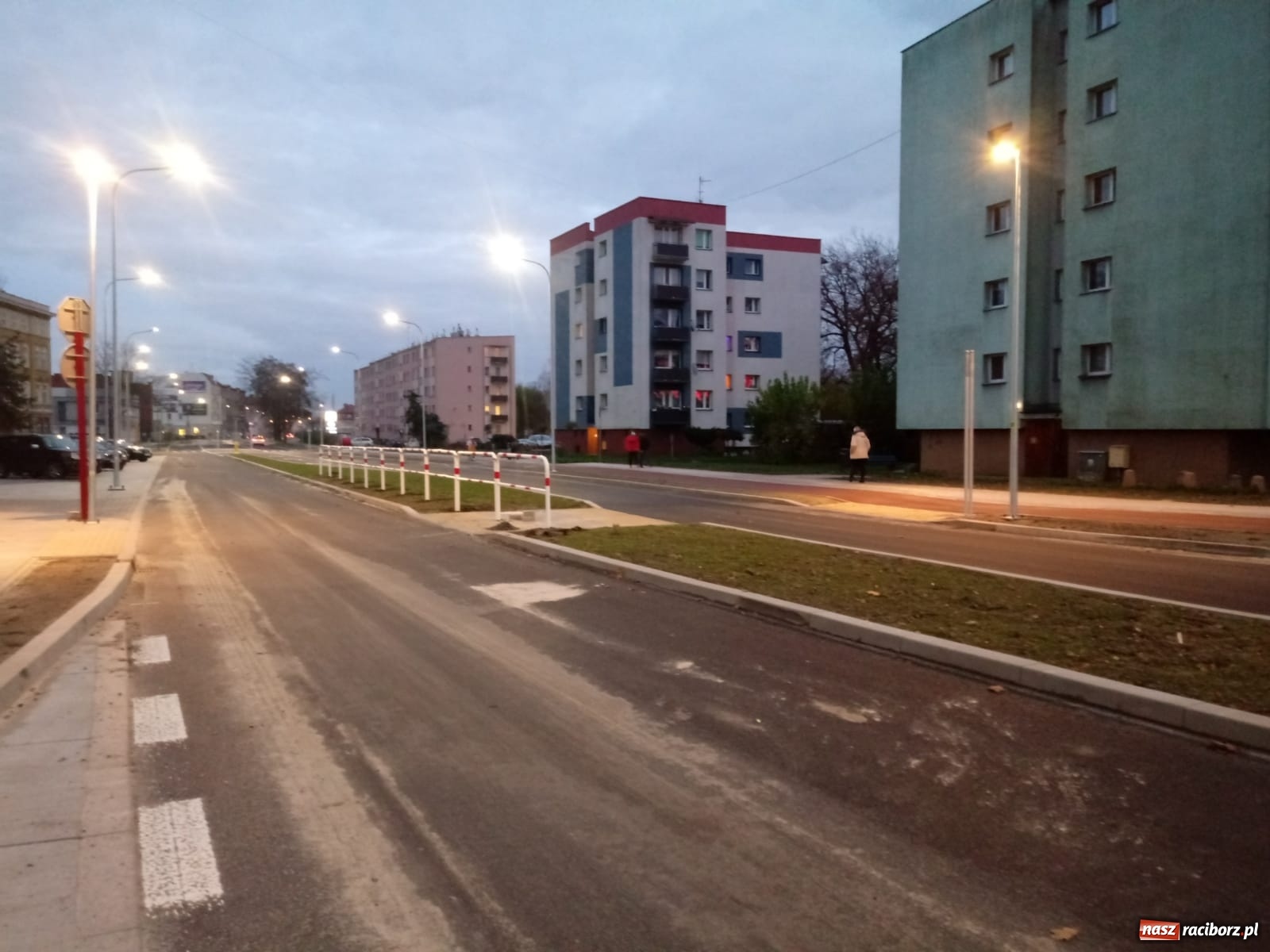 Zdjęcie w galerii na portalu naszraciborz.pl: Przejście na Bosackiej. Wykonawca postawił barierkę  wiadomości z regionu