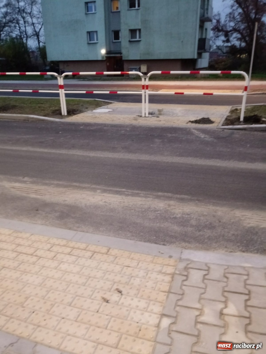 Zdjęcie w galerii na portalu naszraciborz.pl: Przejście na Bosackiej. Wykonawca postawił barierkę  wiadomości z regionu