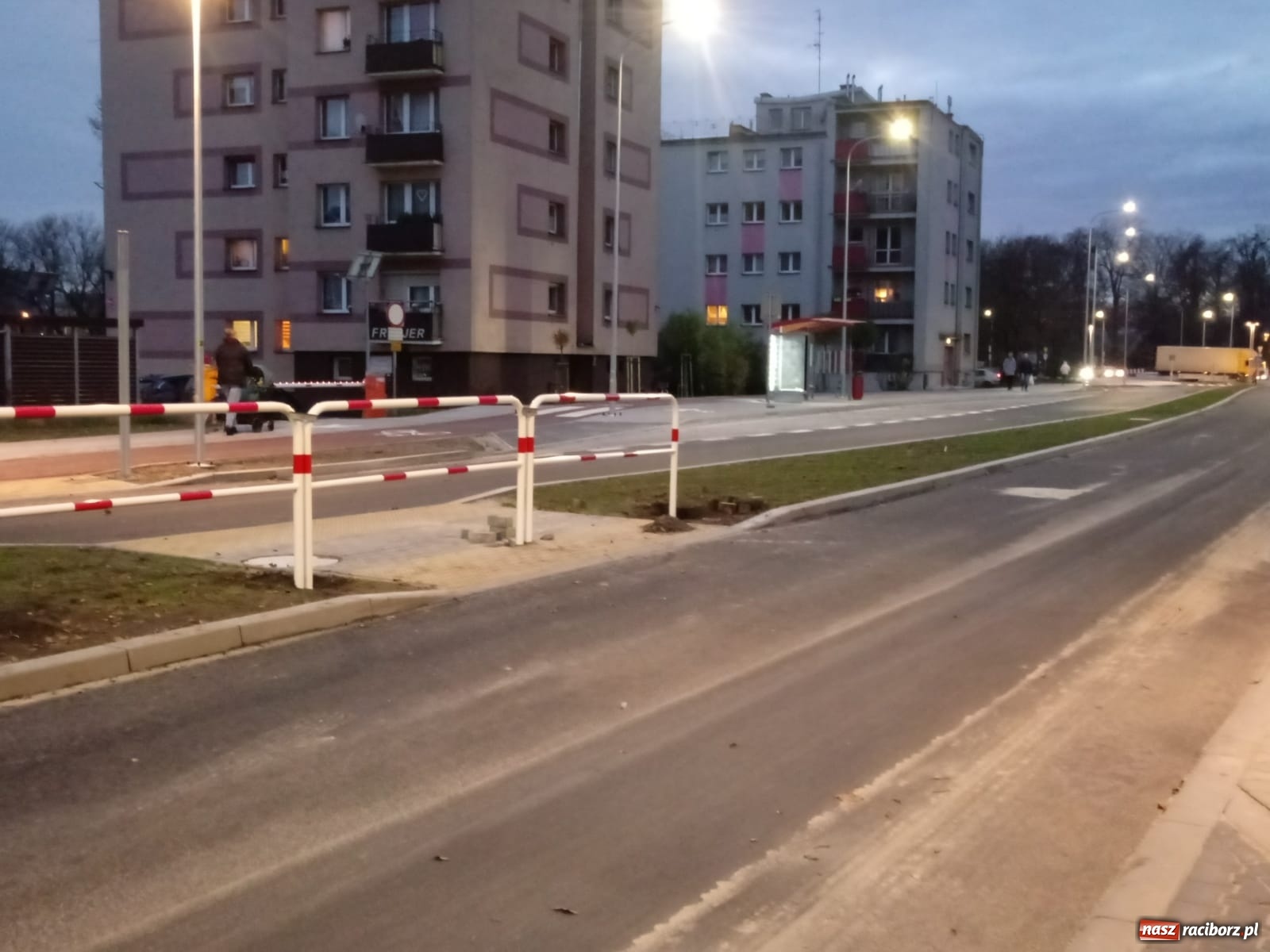 Zdjęcie w galerii na portalu naszraciborz.pl: Przejście na Bosackiej. Wykonawca postawił barierkę  wiadomości z regionu