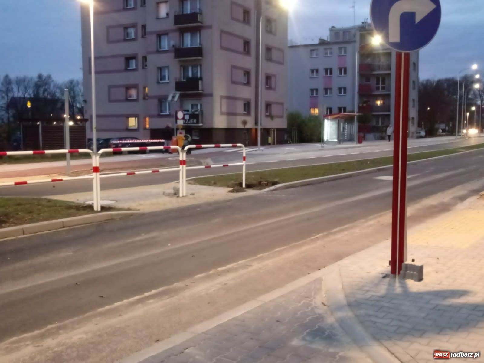 Zdjęcie w galerii na portalu naszraciborz.pl: Przejście na Bosackiej. Wykonawca postawił barierkę  wiadomości z regionu