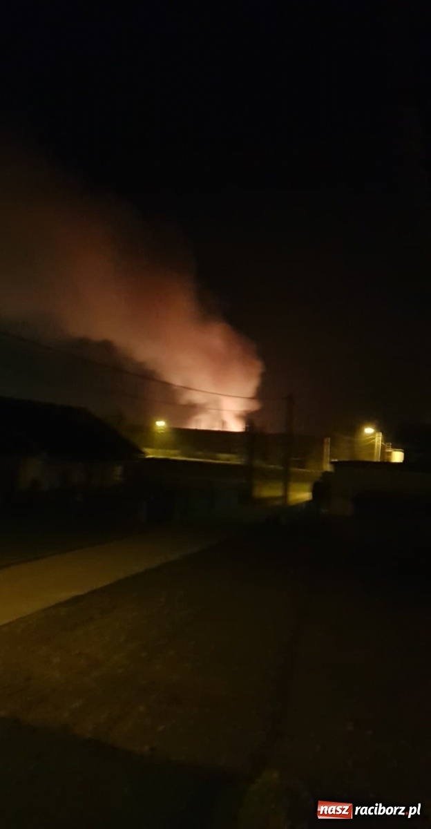 Zdjęcie w galerii na portalu naszraciborz.pl: Stodoła w ogniu w Krowiarkach [FOTO] wiadomości z regionu