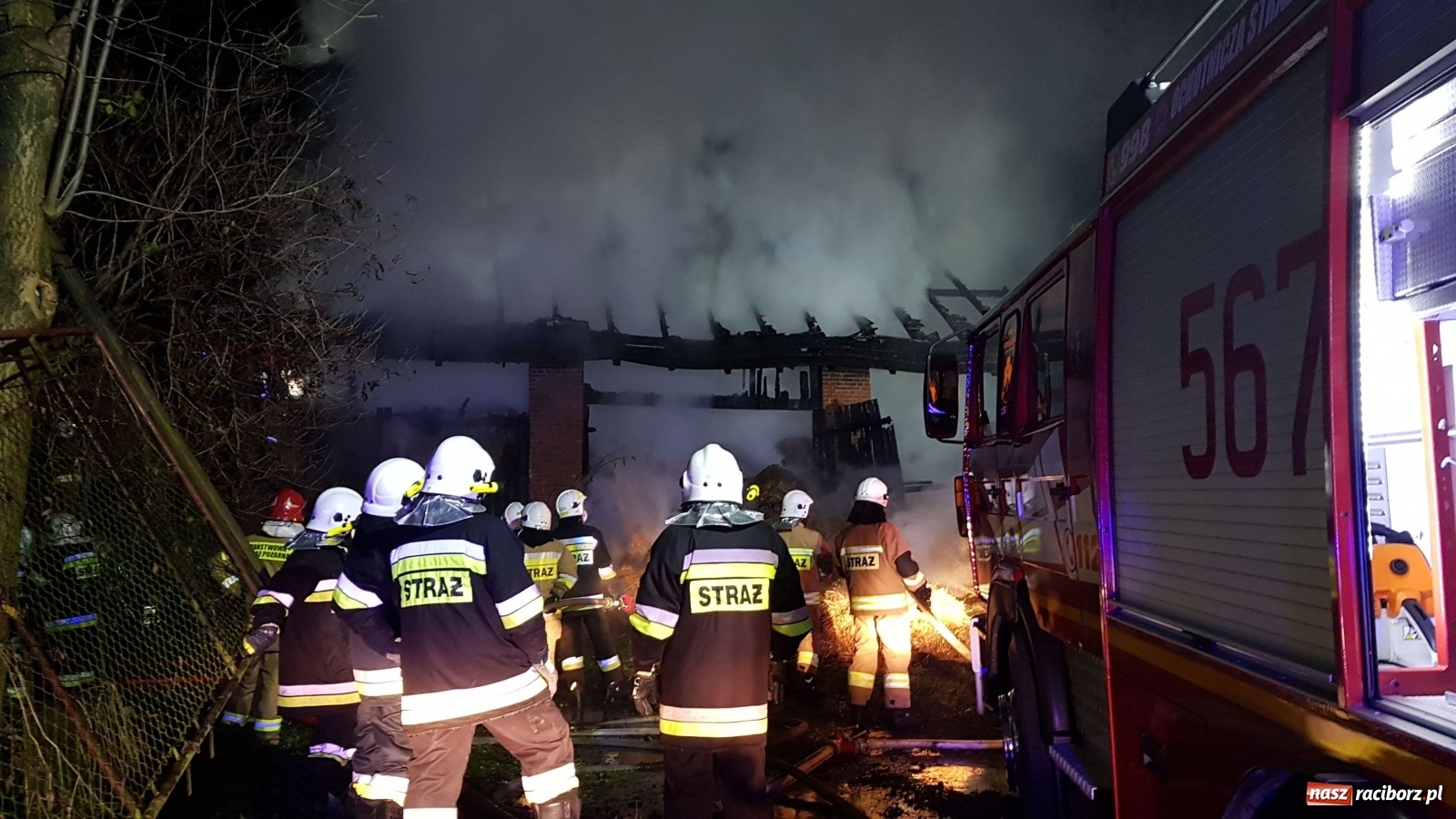 Zdjęcie w galerii na portalu naszraciborz.pl: Stodoła w ogniu w Krowiarkach [FOTO] wiadomości z regionu