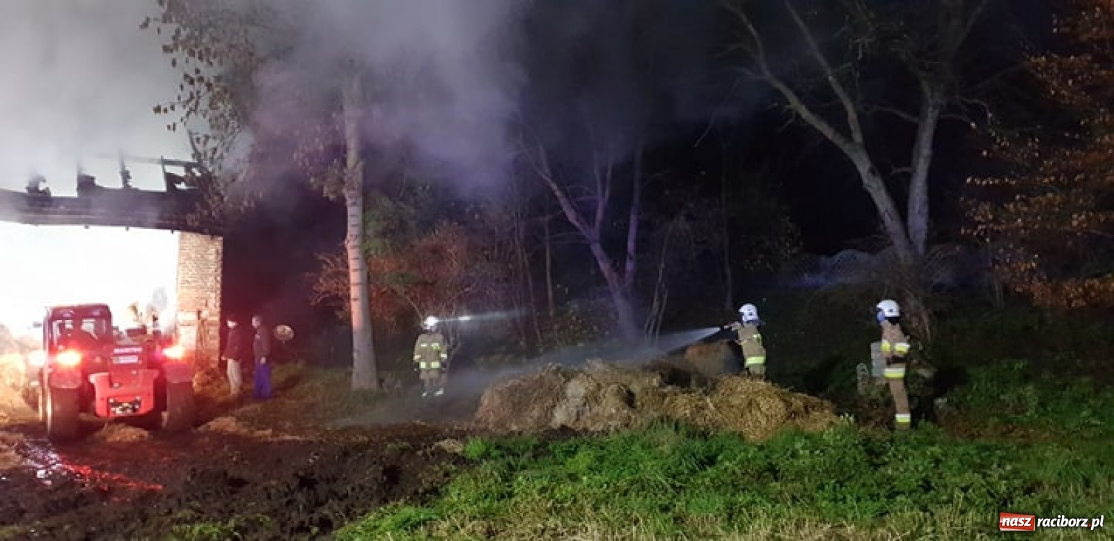 Zdjęcie w galerii na portalu naszraciborz.pl: Stodoła w ogniu w Krowiarkach [FOTO] wiadomości z regionu