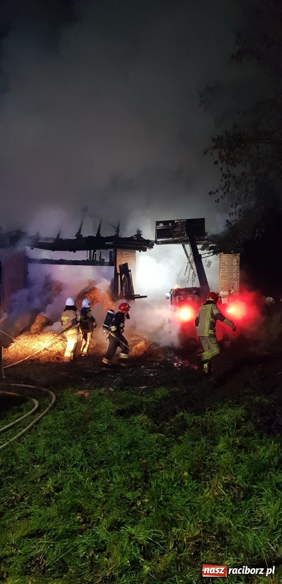 Zdjęcie w galerii na portalu naszraciborz.pl: Stodoła w ogniu w Krowiarkach [FOTO] wiadomości z regionu